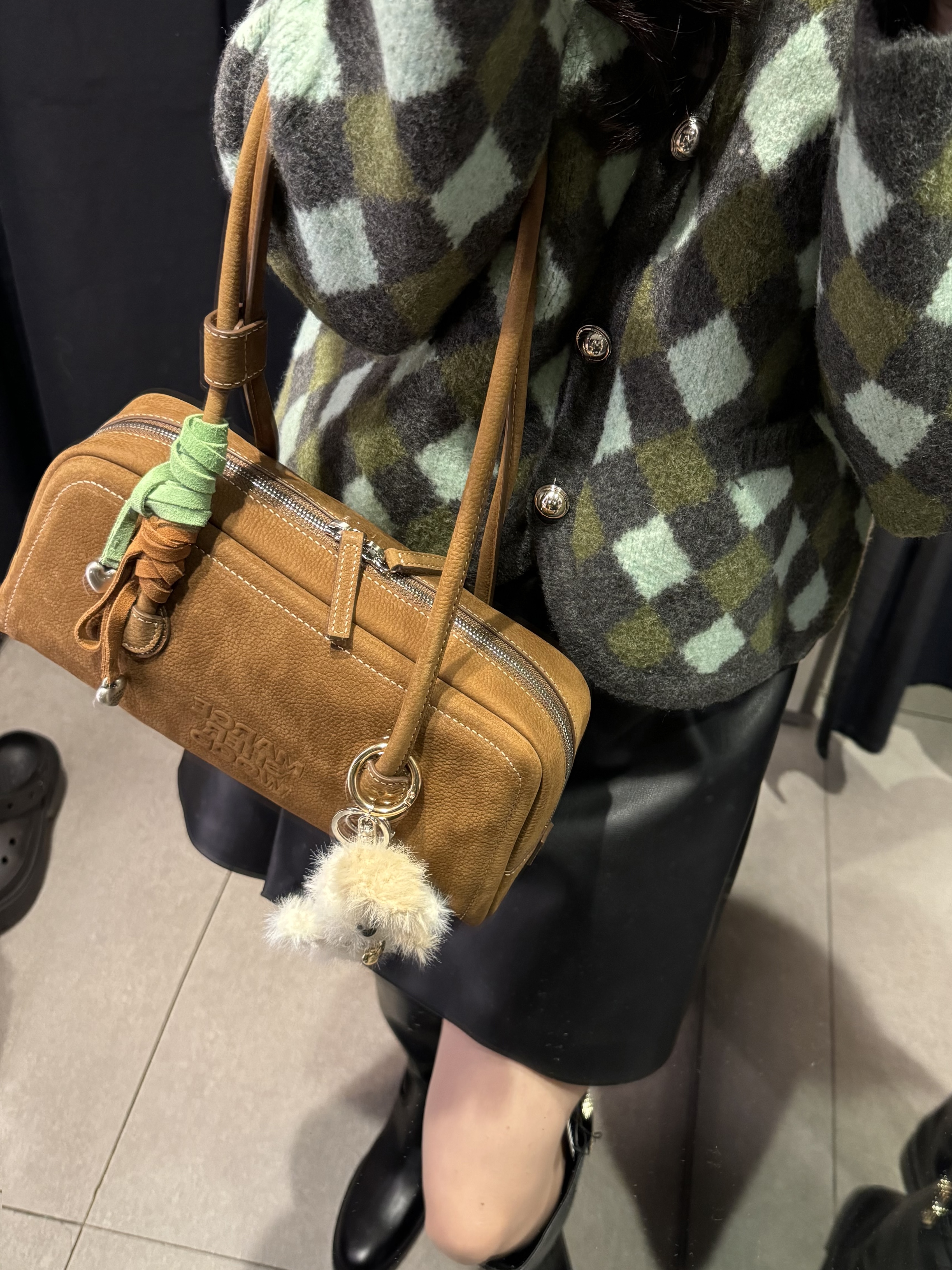 Margesherwood Soft Baguette Bag Chestnut Nubuck, Margesherwood Wood Baby Keyring White 착용 스타일 - 2