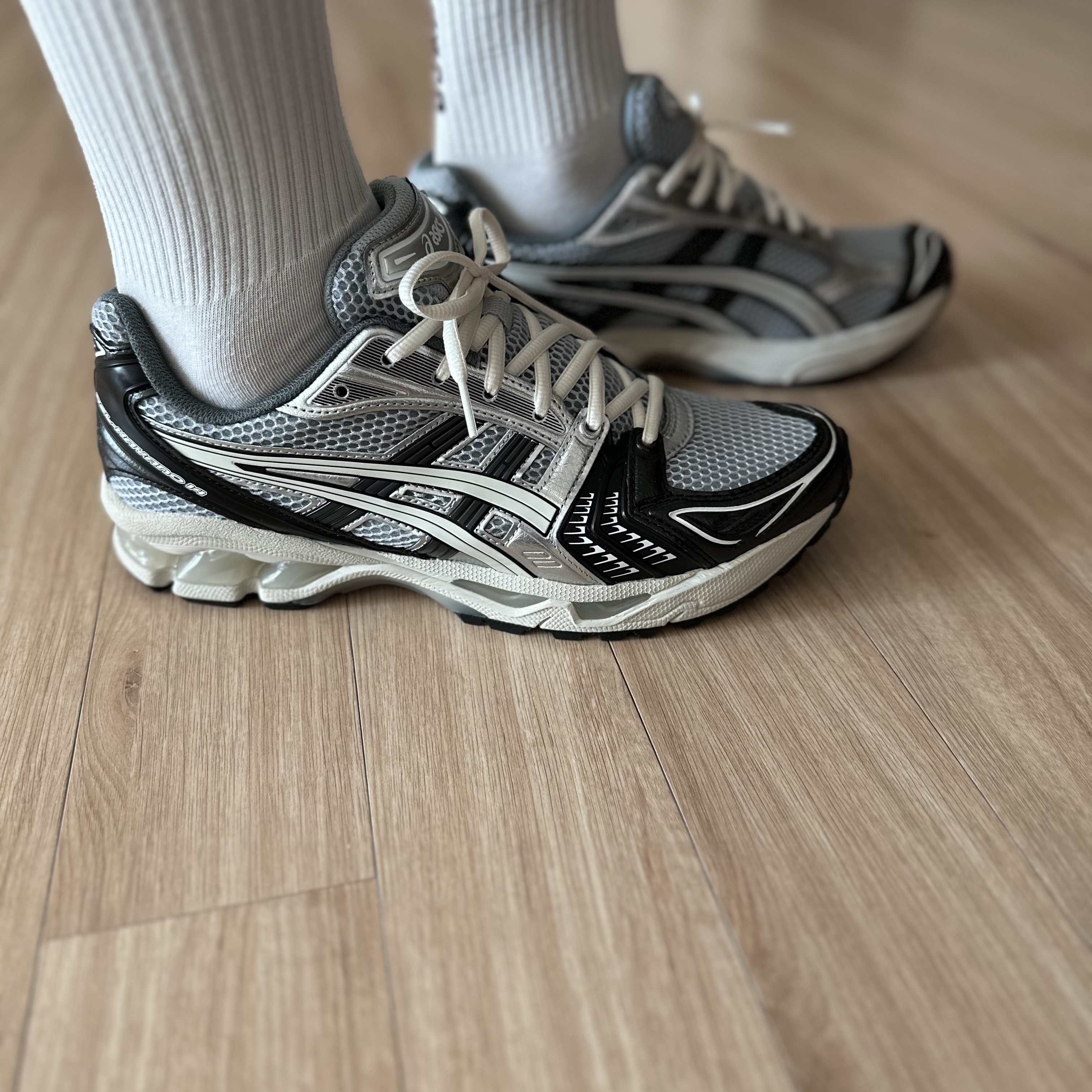 Asics Gel-Kayano 14 Black Glacier Grey 착용 스타일 - 4