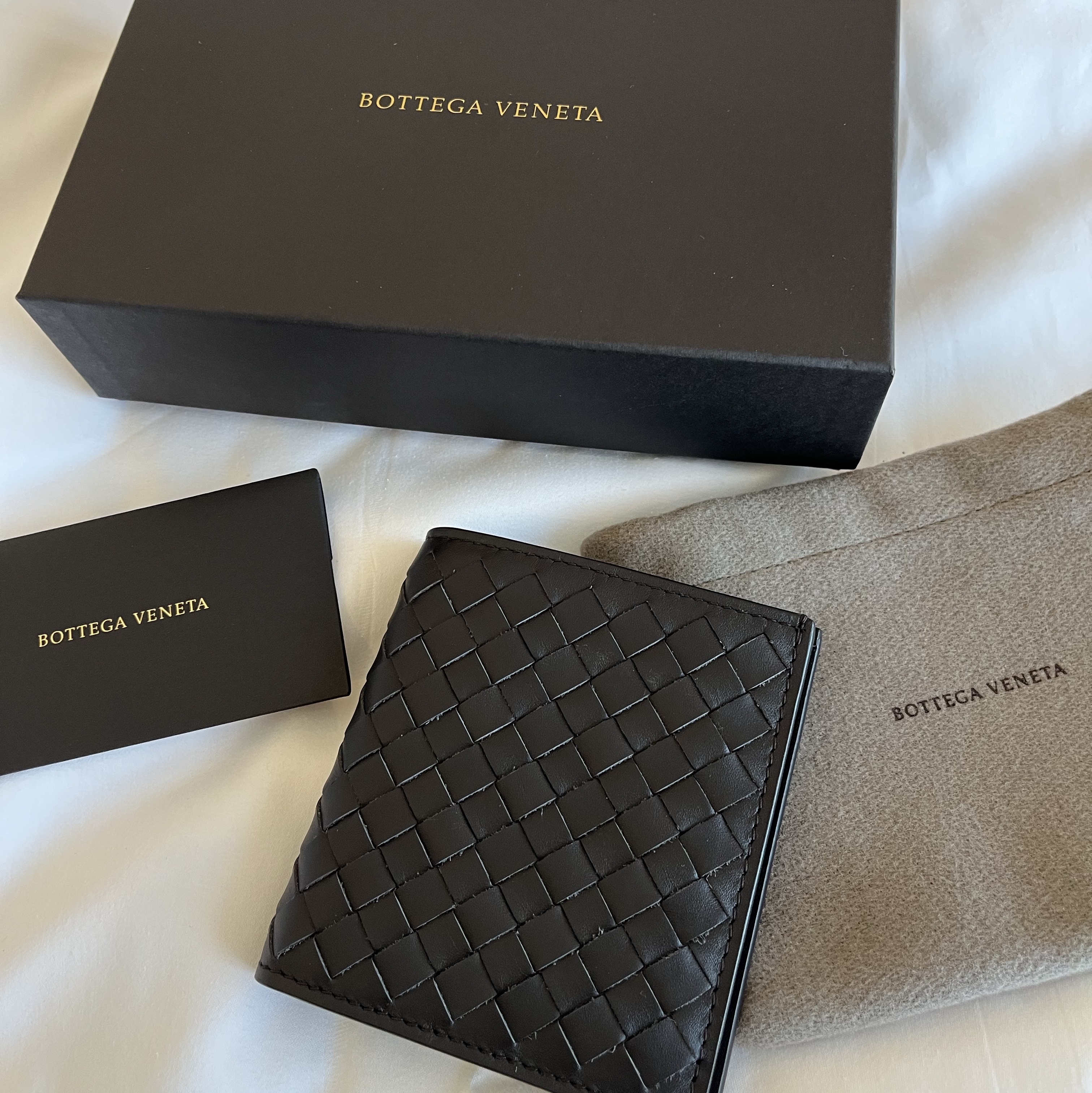 Bottega Veneta Bi-Fold Wallet Brown 착용 스타일