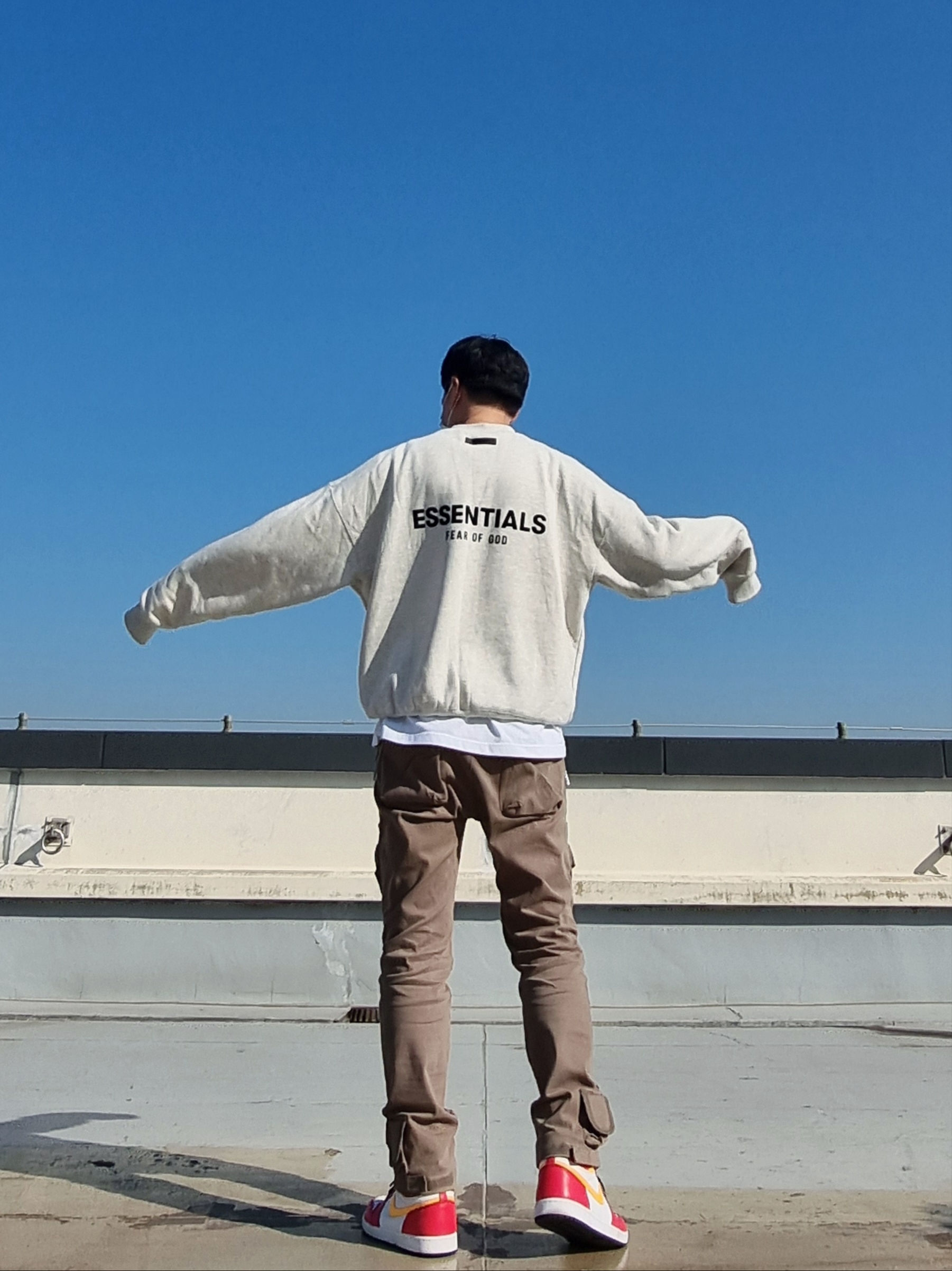 Essentials The Core Collection Long Sleeve T-Shirt Light Oatmeal, Grailz Flight Pocket Pants Tan 착용 스타일 - 2