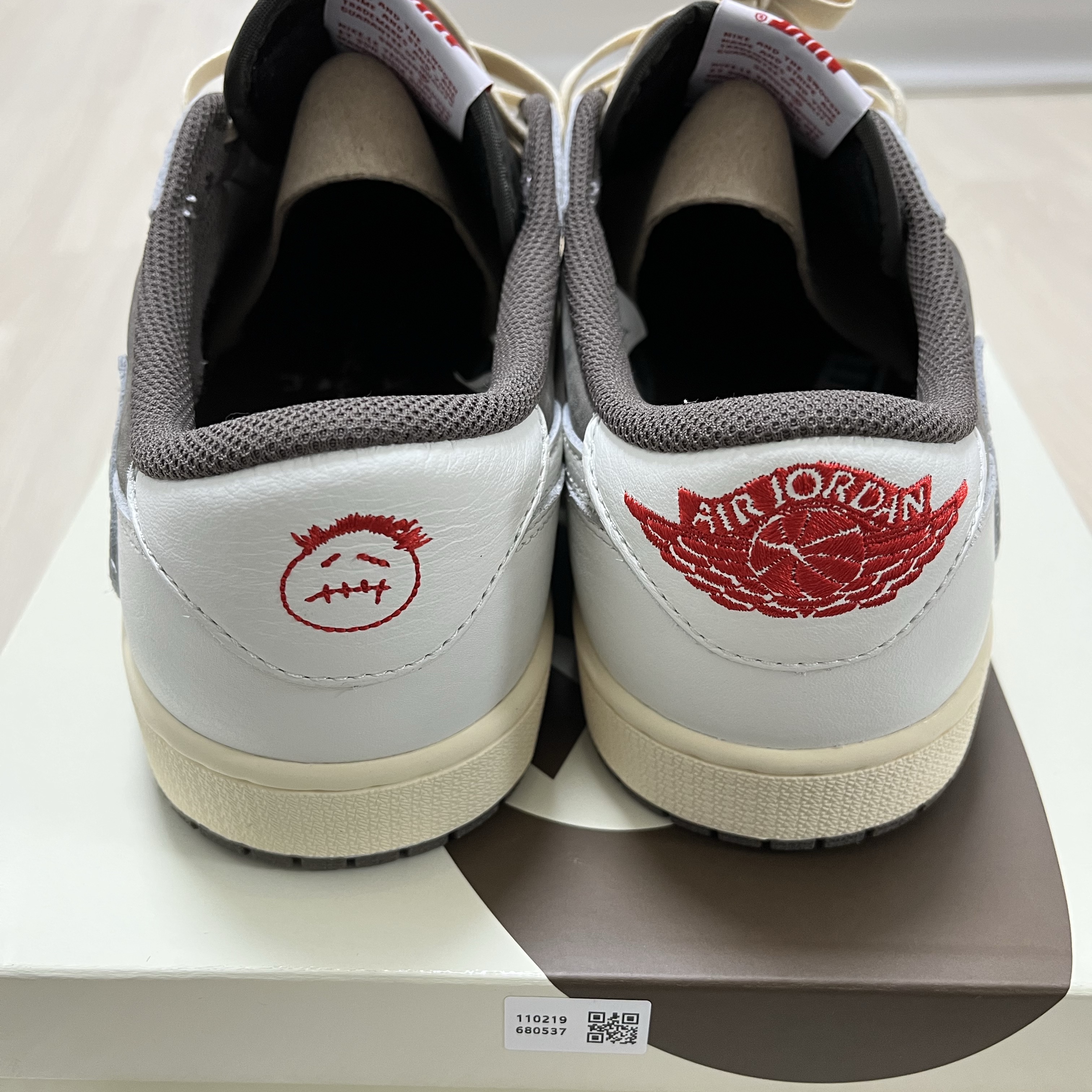 Jordan 1 x Travis Scott Retro Low OG SP Sail and Ridgerock 착용 스타일 - 3