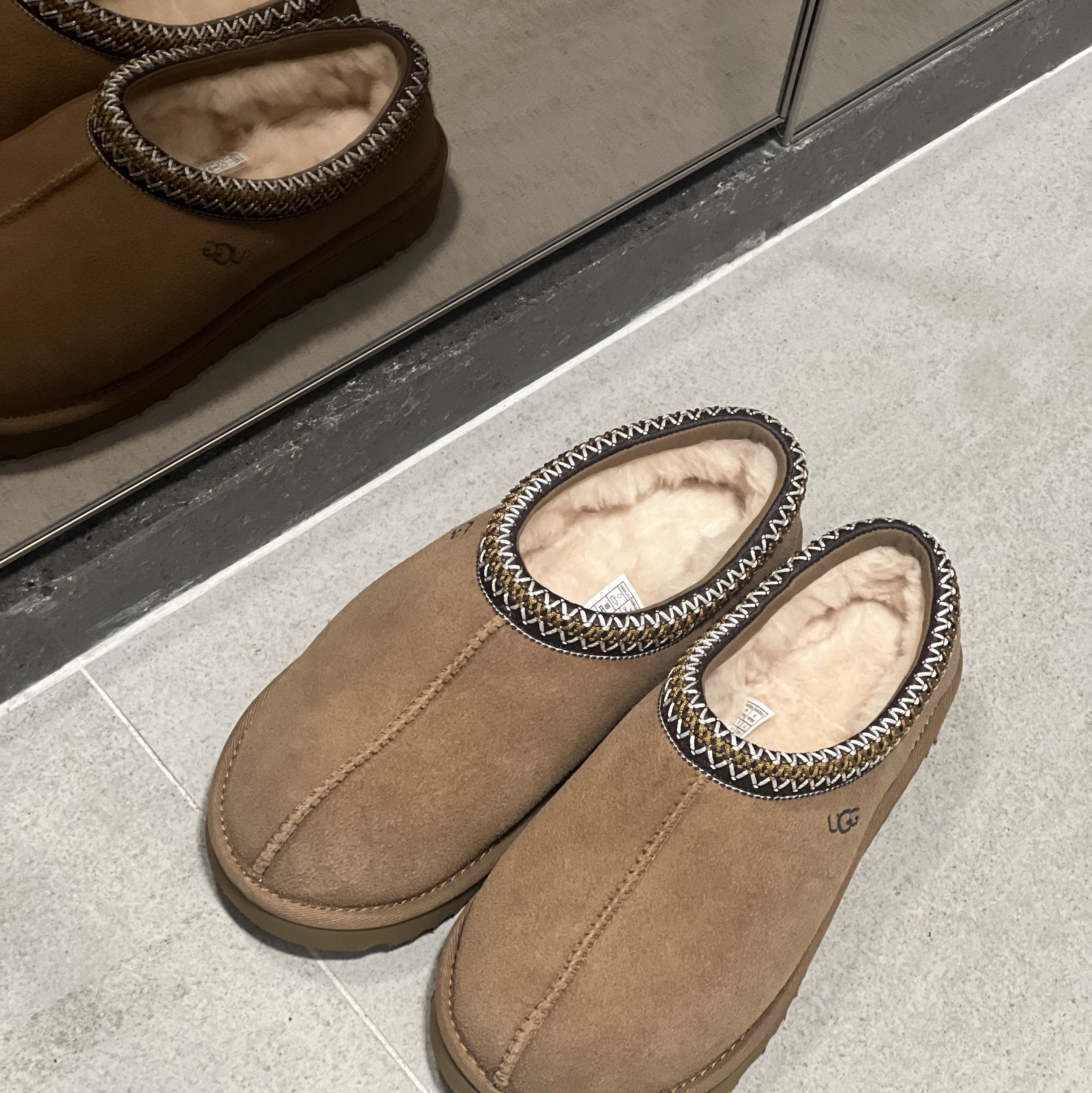 (W) UGG Tasman Slipper Chestnut 착용 스타일