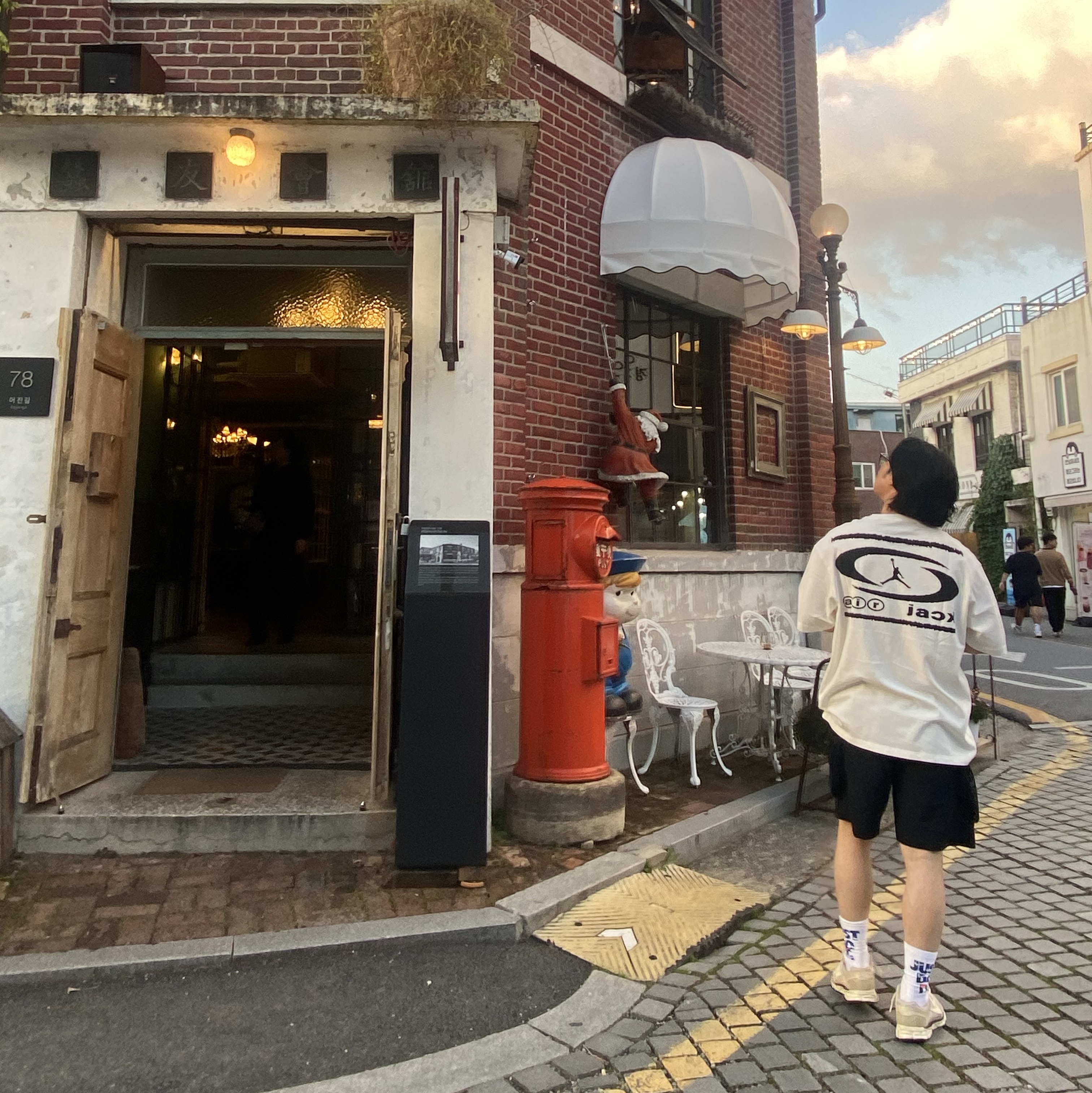 Nike ACG Snowgrass Cargo Shorts Black - Asia, Jordan x Travis Scott T-Shirt Sail (DZ5514-133) 착용 스타일