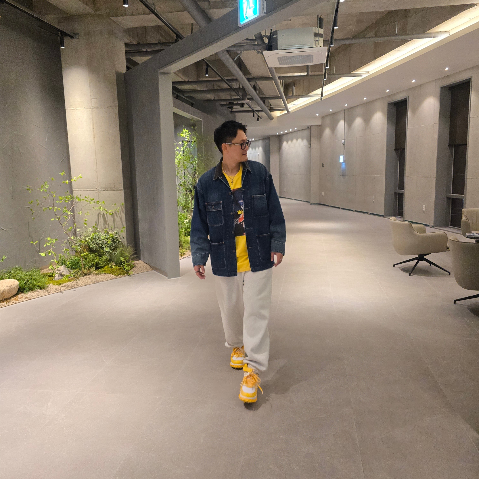 Nike x Off-White Air Force 1 Mid SP Leather Varsity Maize, Supreme x Jordan Sweatpants Ash Grey - 24FW 착용 스타일