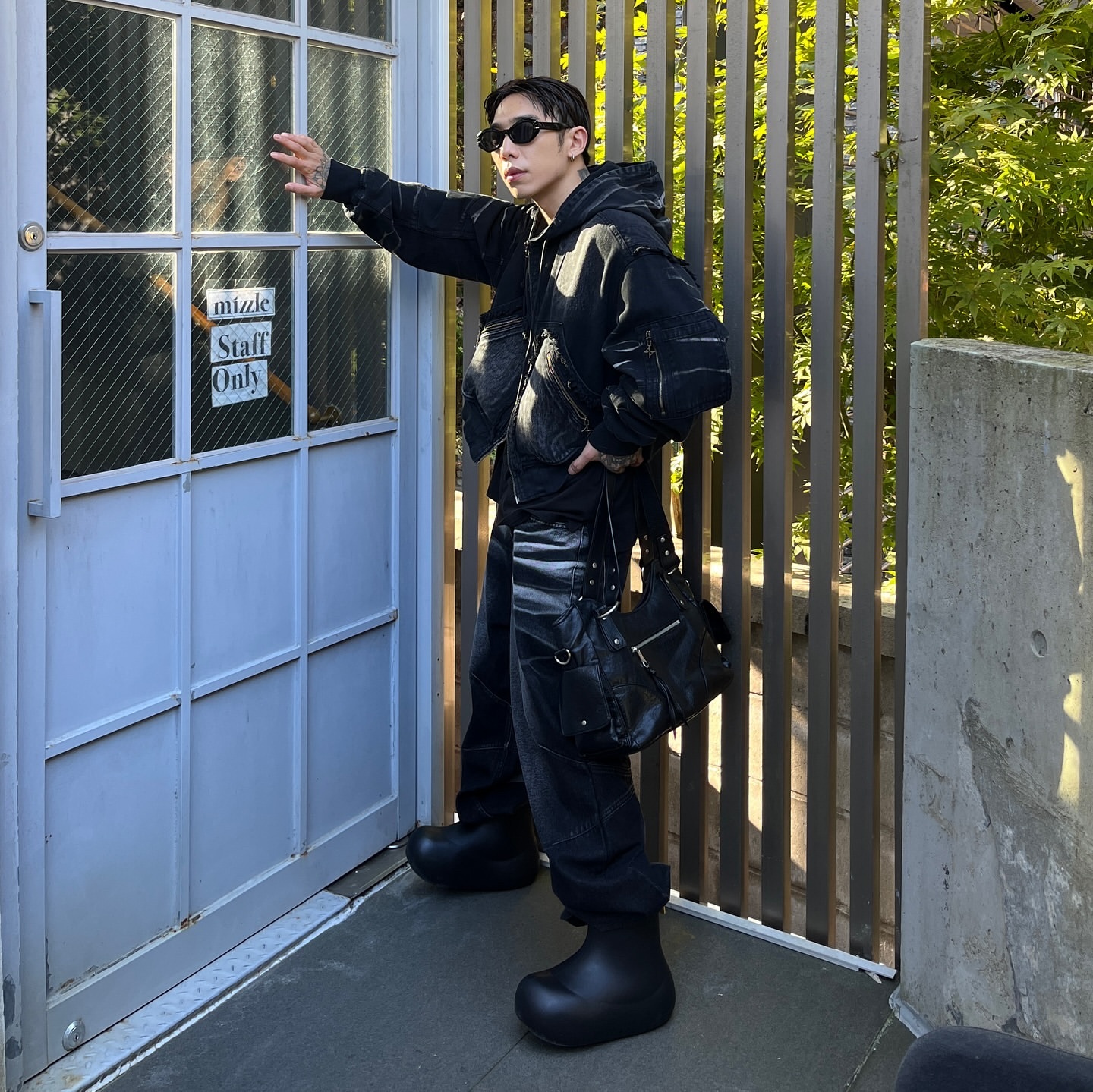 BLR Embossed Wave Washing Wide Denim Pants Black, BLR Embossed Wave Washing Wide Denim Pants Blue 착용 스타일