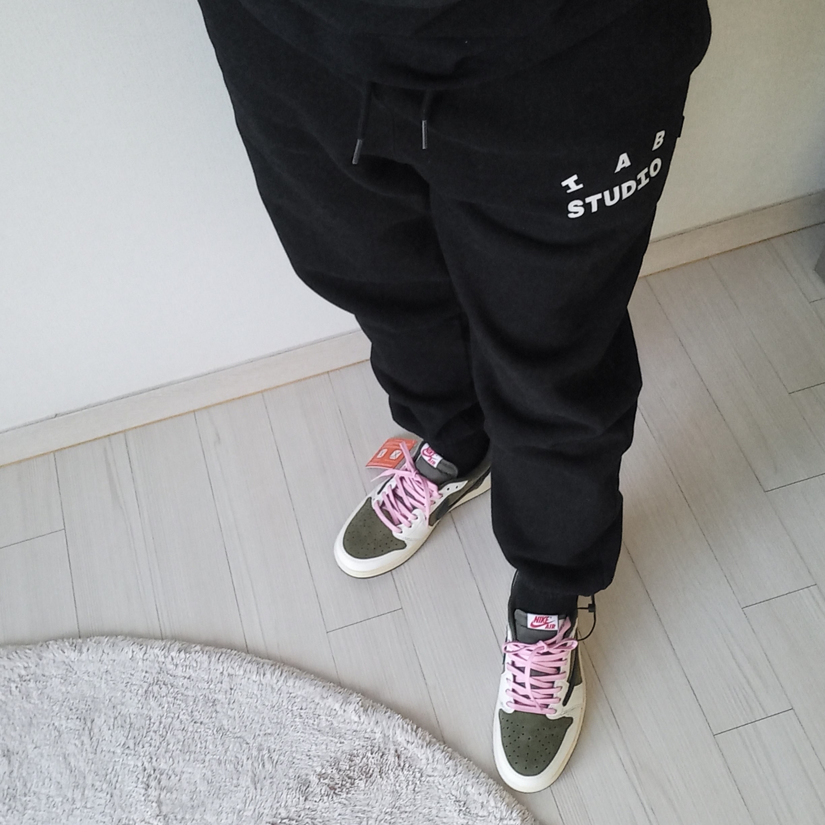 Jordan 1 x Travis Scott Retro Low OG SP Reverse Olive, IAB Studio Sweatpants Black White - 23SS 착용 스타일 - 5