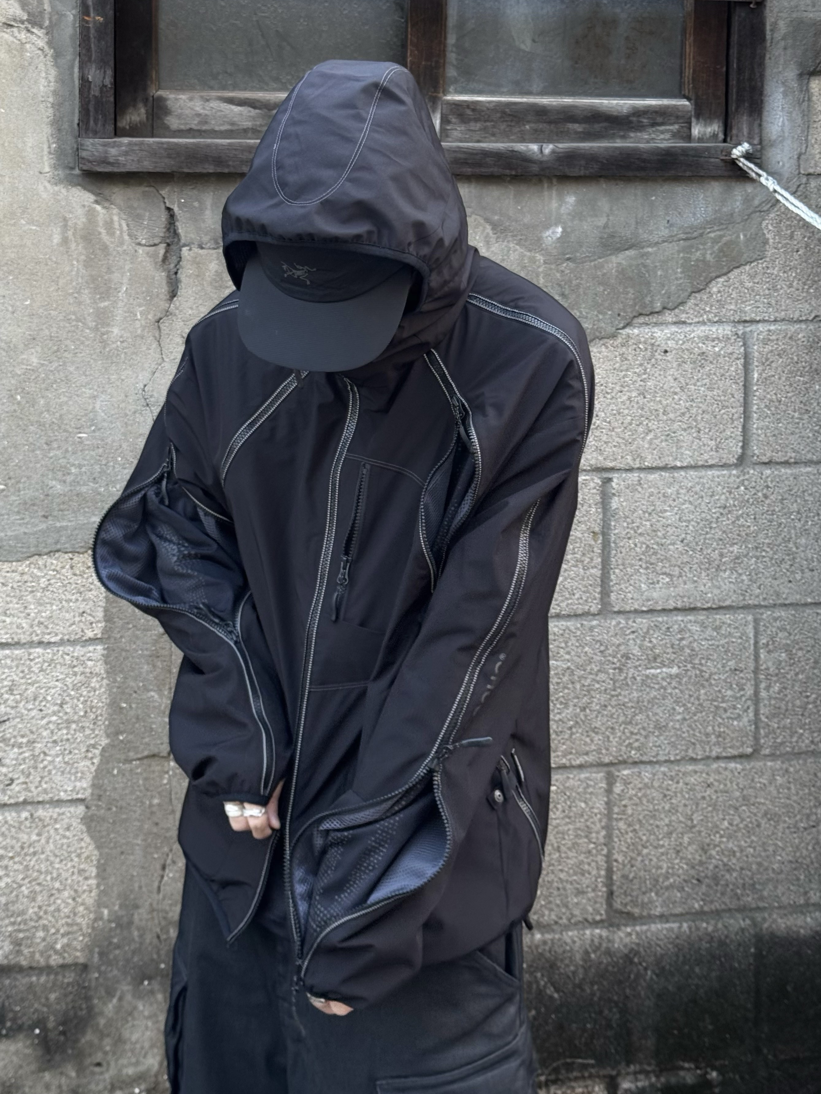 Project G/R Oversized Convertible Cargo Pants Coated Black, Balenciaga Defender Sneakers Black 착용 스타일 - 3