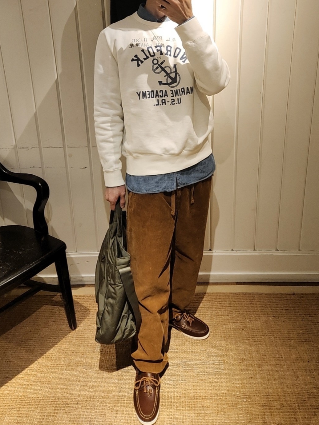 Uniqlo 2-Way Utility Bag Olive 착용 스타일