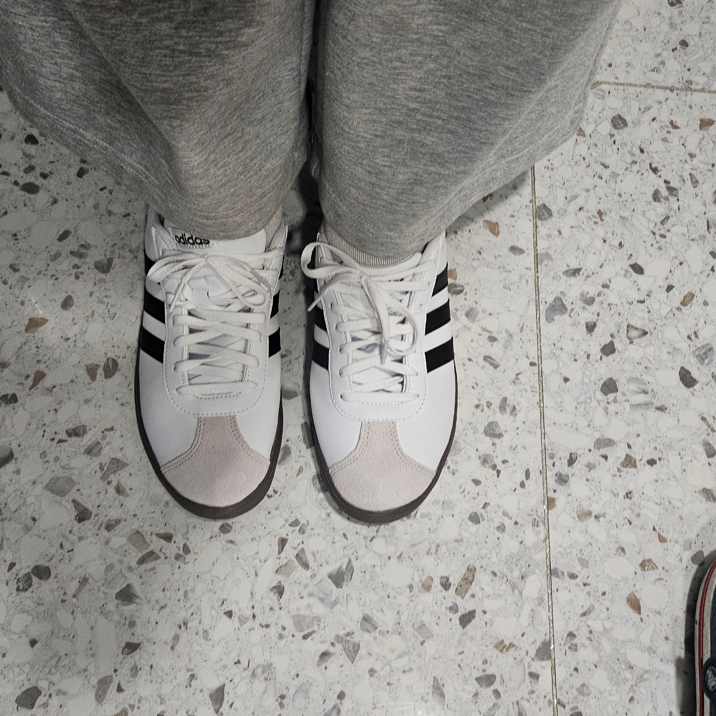 Adidas VL Court Base Cloud White Core Black 착용 스타일
