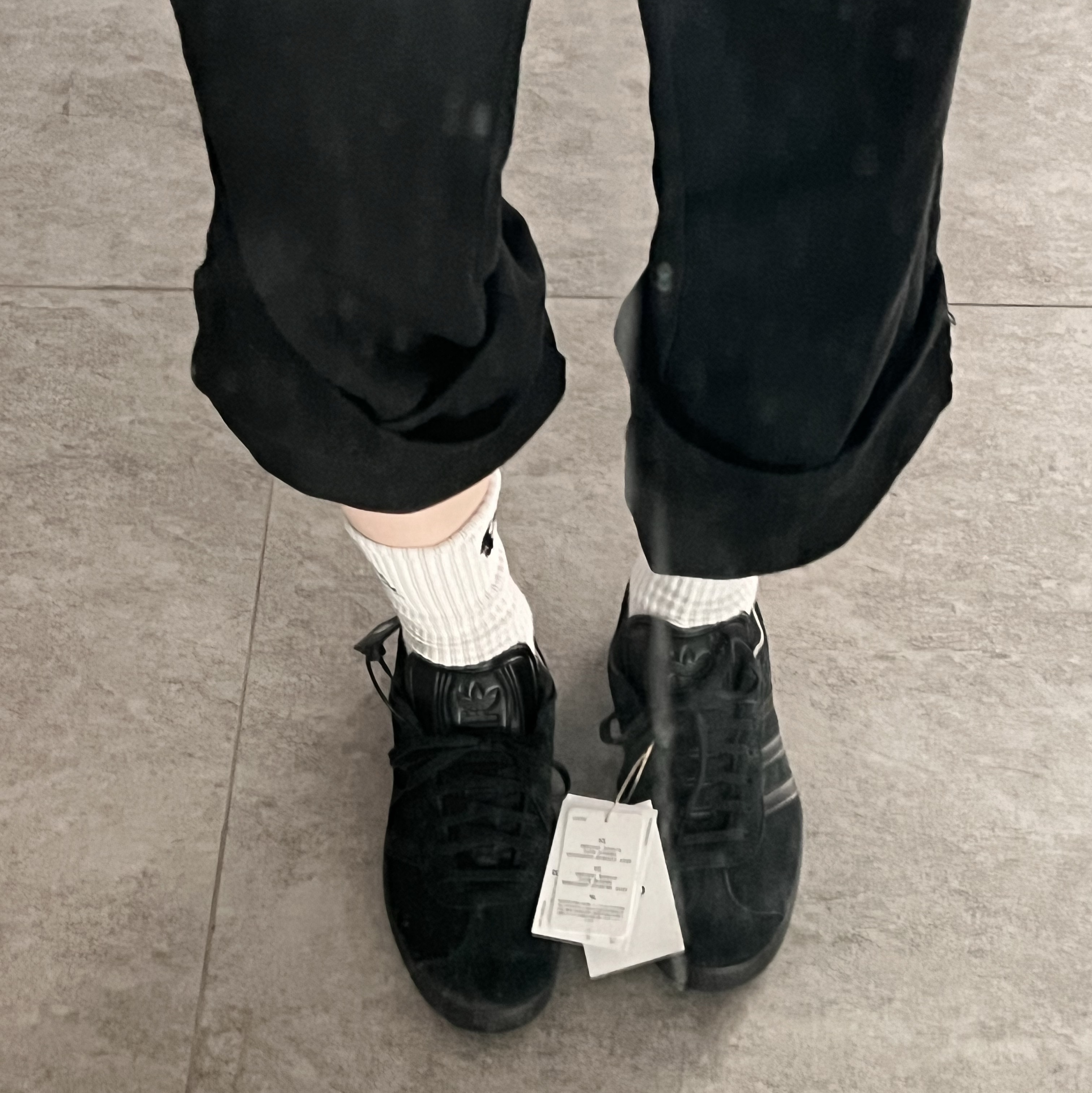 Adidas Gazelle Triple Black 착용 스타일