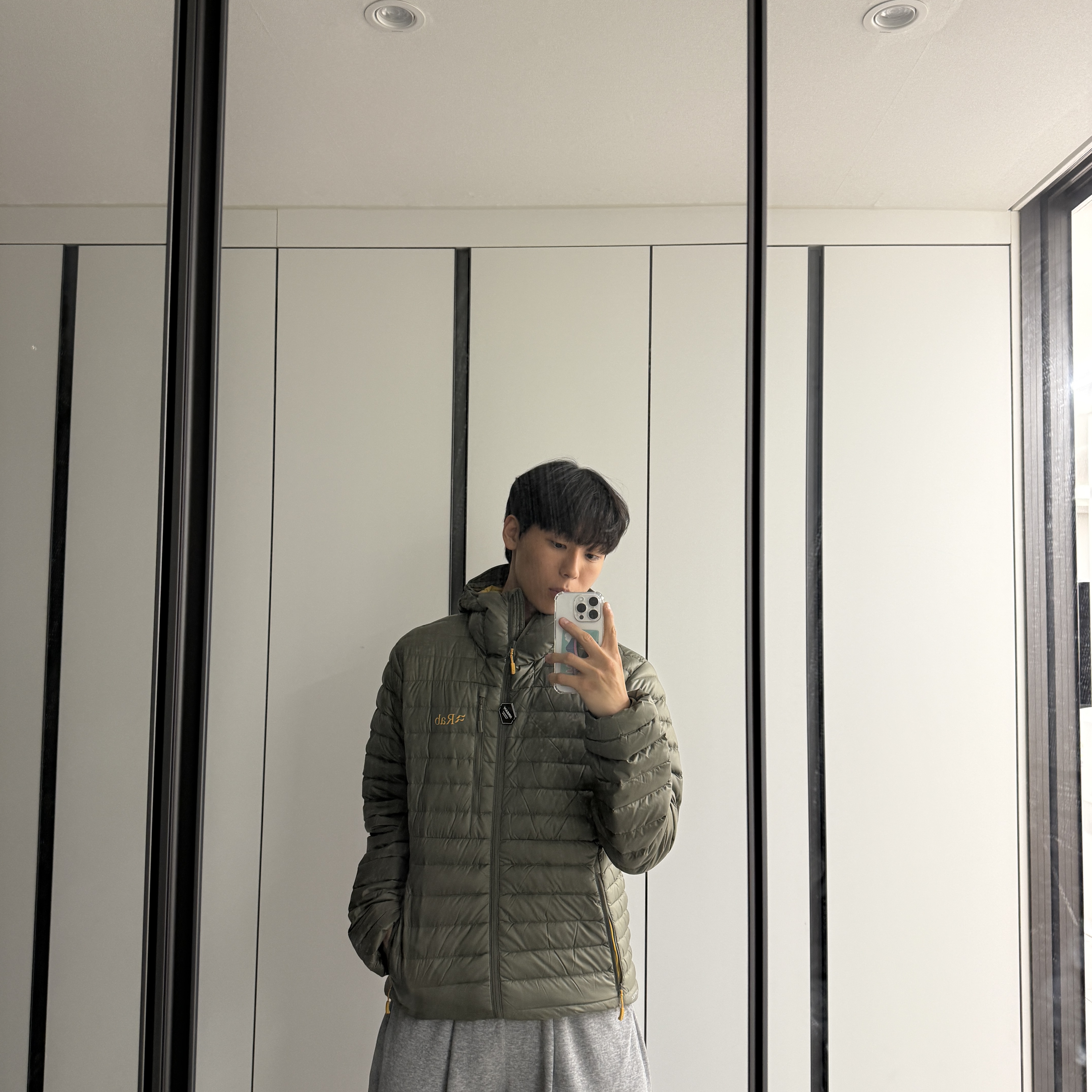 Rab Microlight Alpine Jacket Light Khaki 착용 스타일