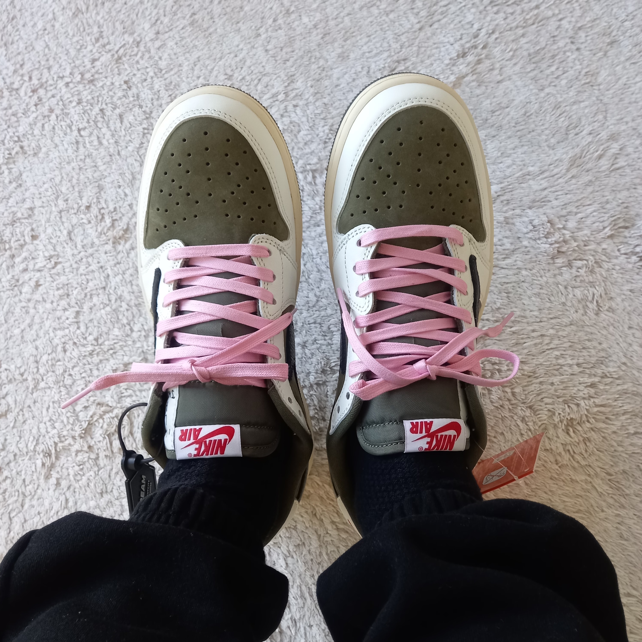 Jordan 1 x Travis Scott Retro Low OG SP Reverse Olive, IAB Studio Sweatpants Black White - 23SS 착용 스타일 - 1