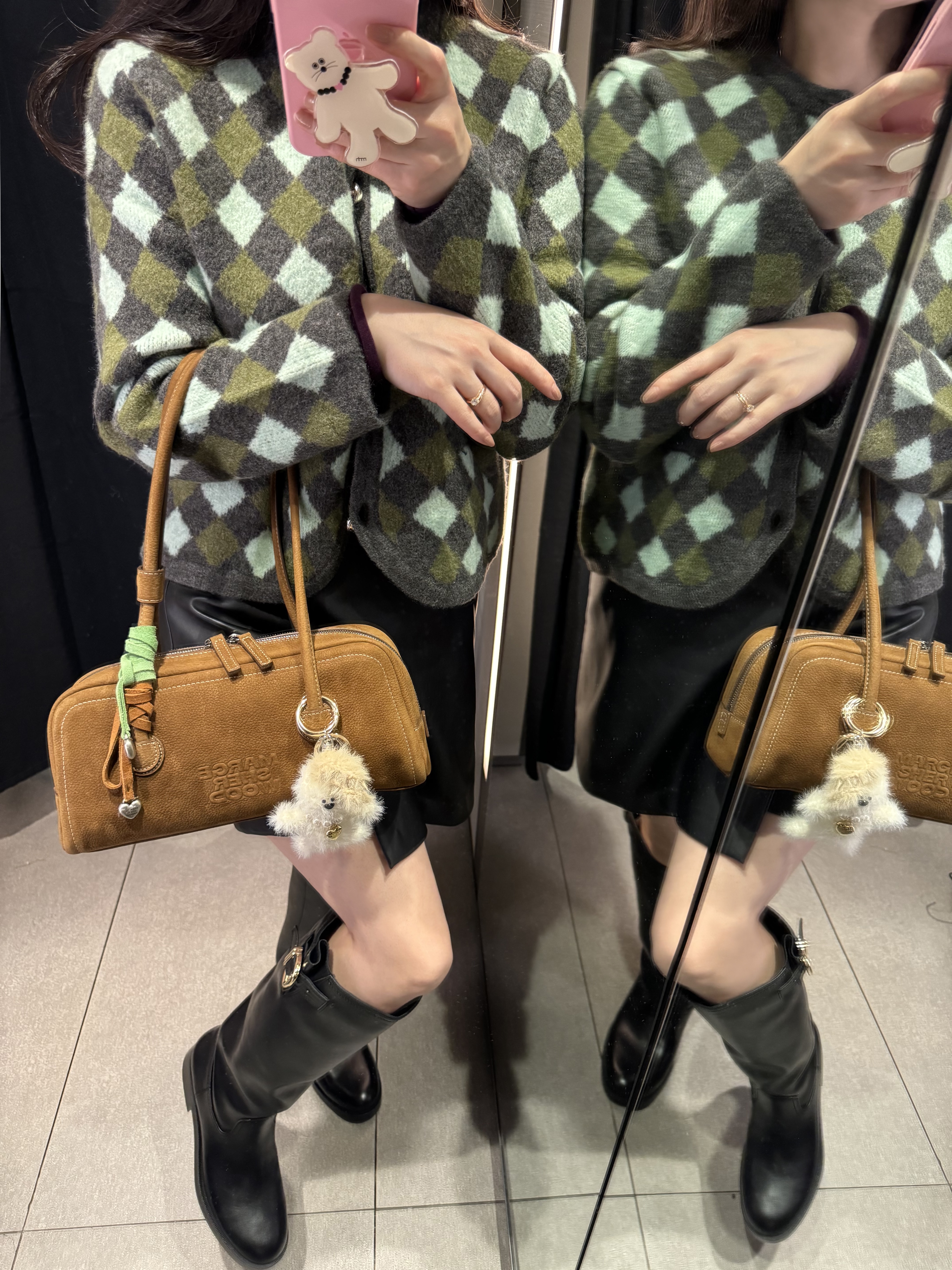 Margesherwood Soft Baguette Bag Chestnut Nubuck, Margesherwood Wood Baby Keyring White 착용 스타일 - 3
