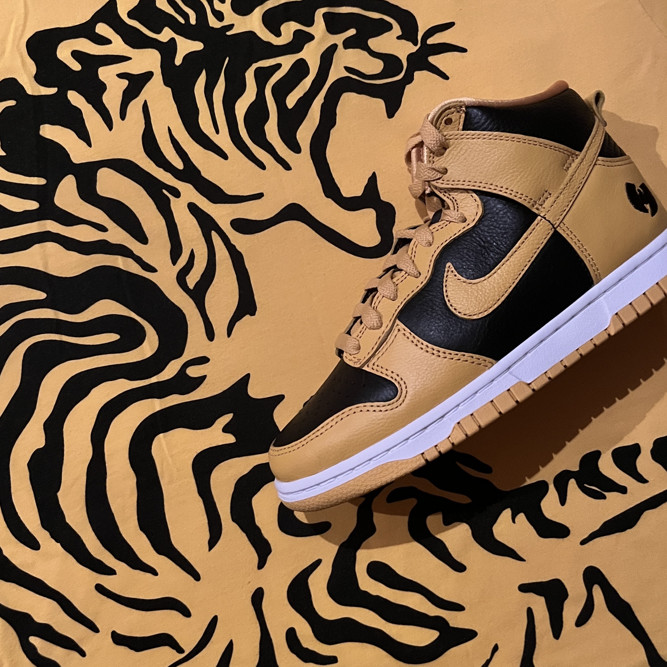 Nike Wu-Tang Clan Dunk High Black and Pollen 착용 스타일 - 1