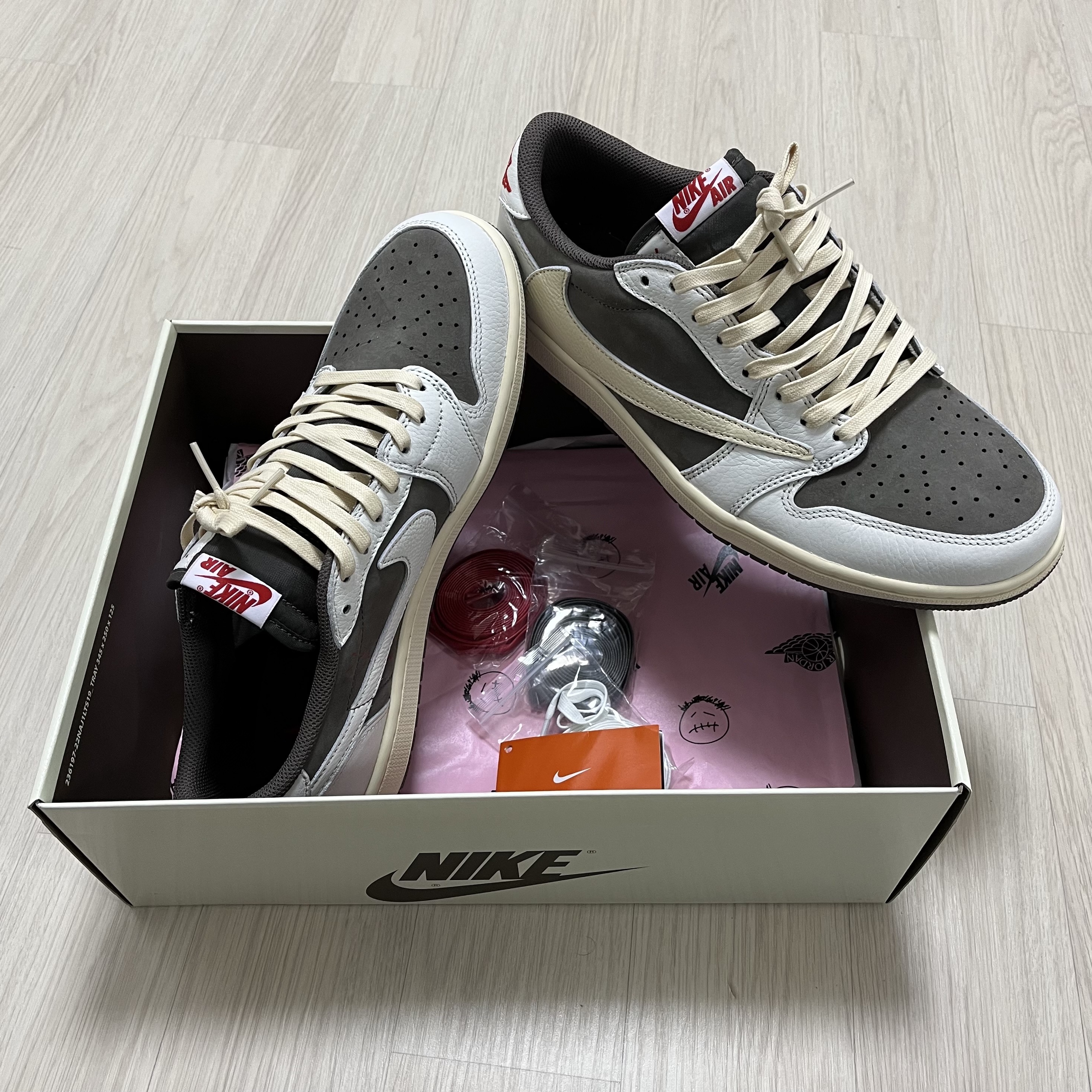 Jordan 1 x Travis Scott Retro Low OG SP Sail and Ridgerock 착용 스타일 - 1