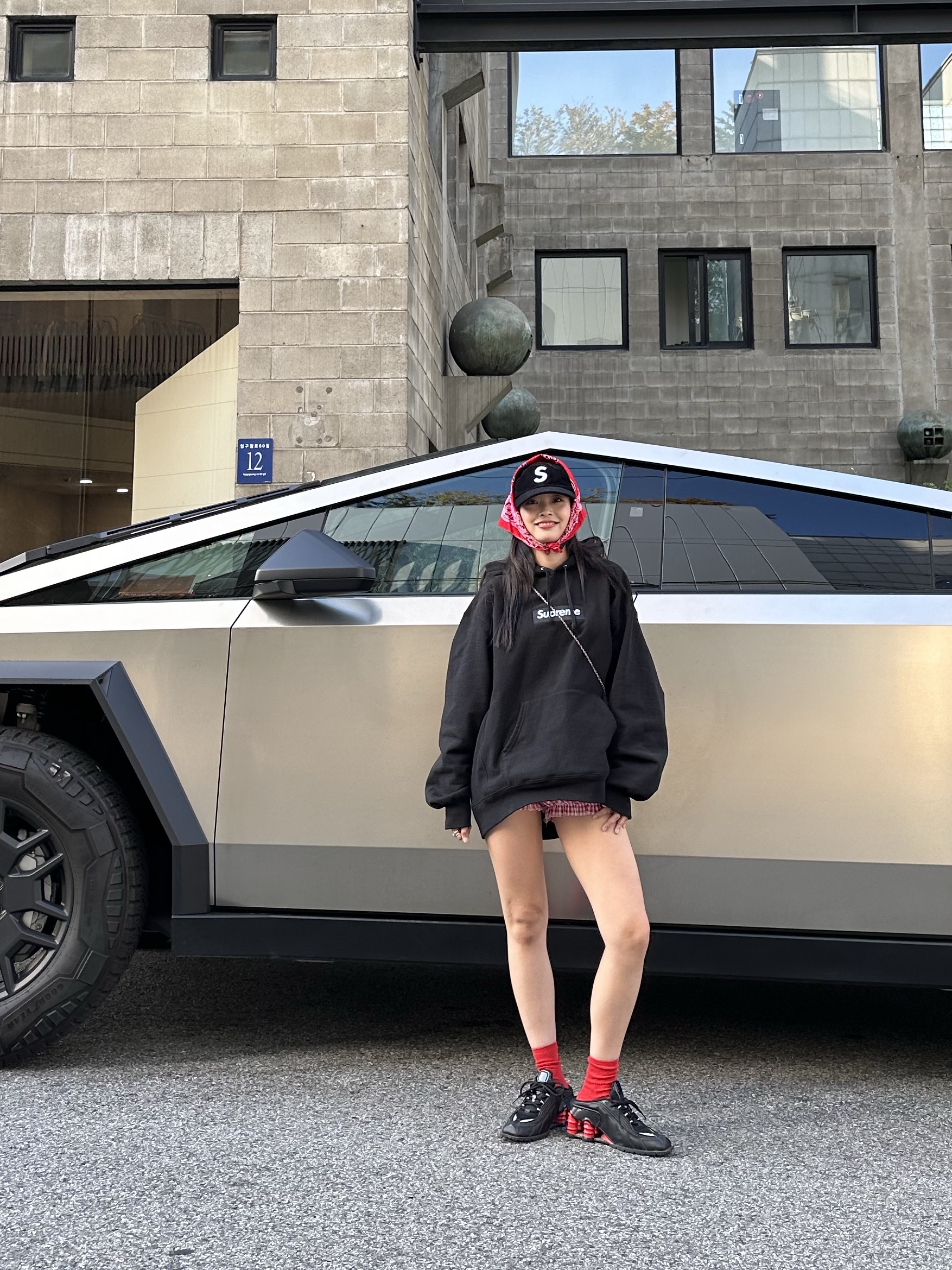 Nike x Martine Rose Shox MR4 Black, Supreme Box Logo Hooded Sweatshirt Black - 23FW 착용 스타일 - 3