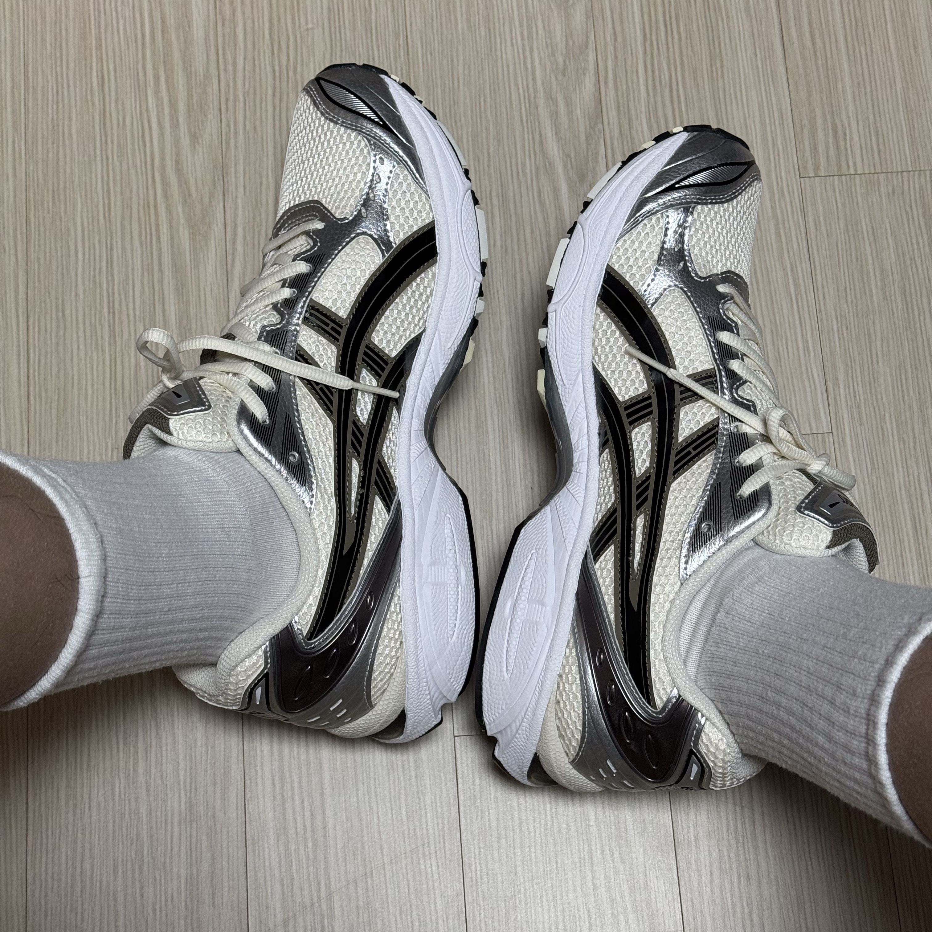 Asics Gel-Kayano 14 Cream Black 착용 스타일