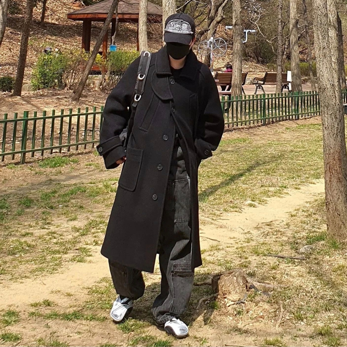 Undermycar Legion.02 Balmacaan Oversized Wool Coat Black 착용 스타일