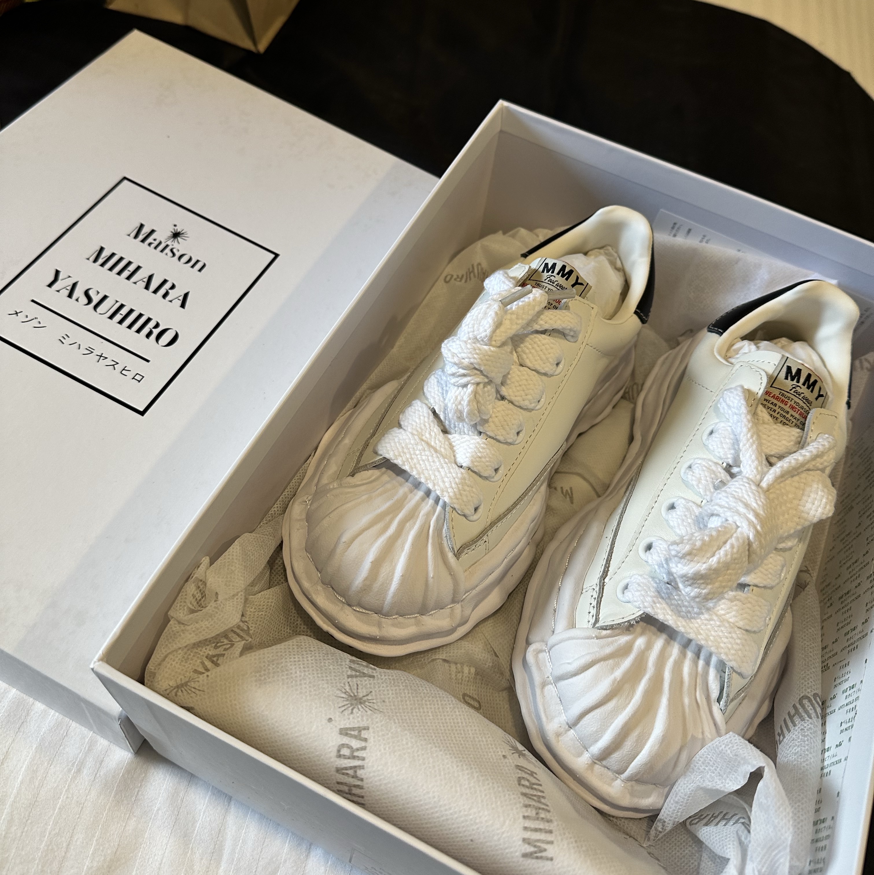 Maison Mihara Yasuhiro Blakey OG Sole Leather Low-top Sneakers White, Maison Mihara Yasuhiro Blakey OG Sole Canvas Low-top Sneakers Black White 착용 스타일 - 3