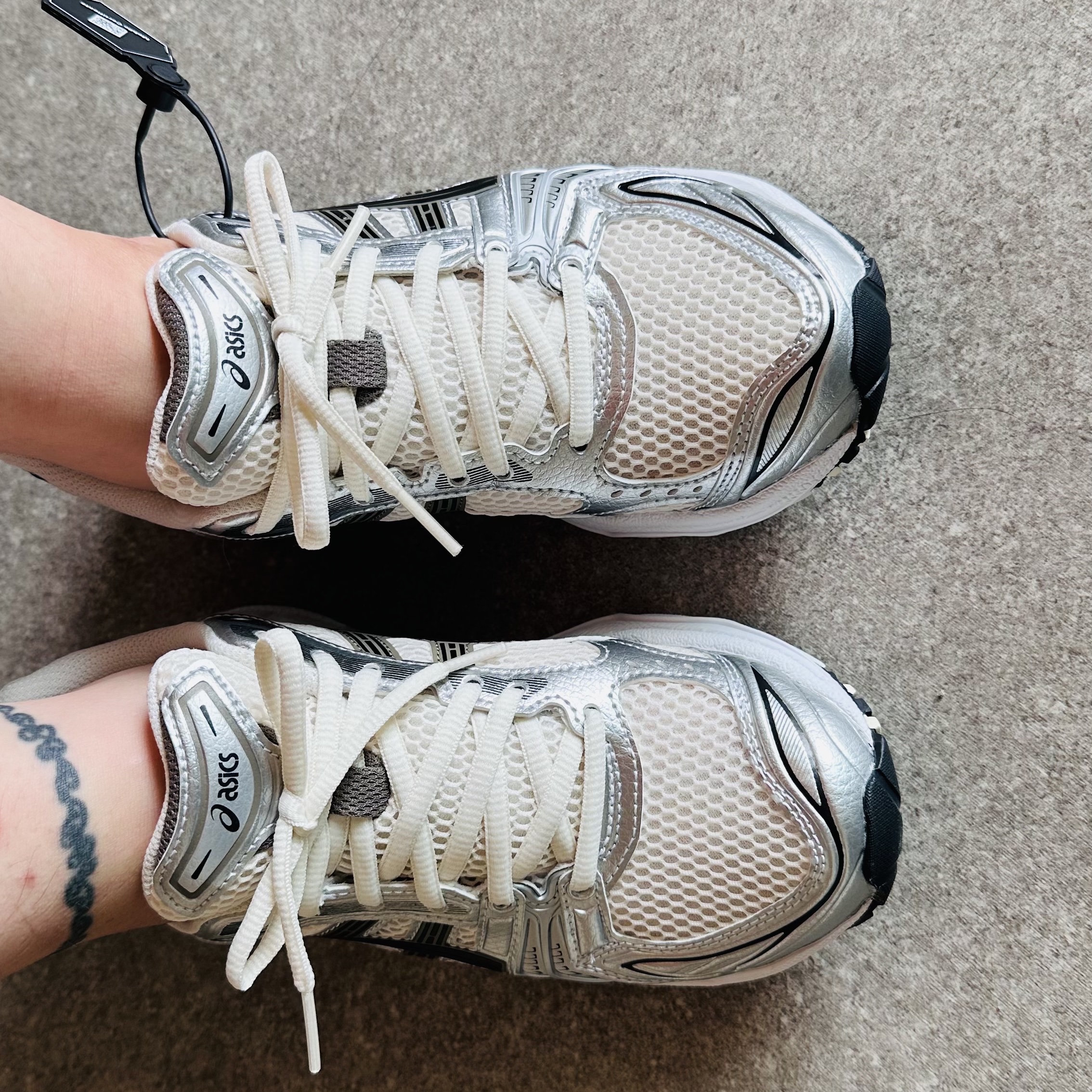 Asics Gel-Kayano 14 Cream Black 착용 스타일 - 1
