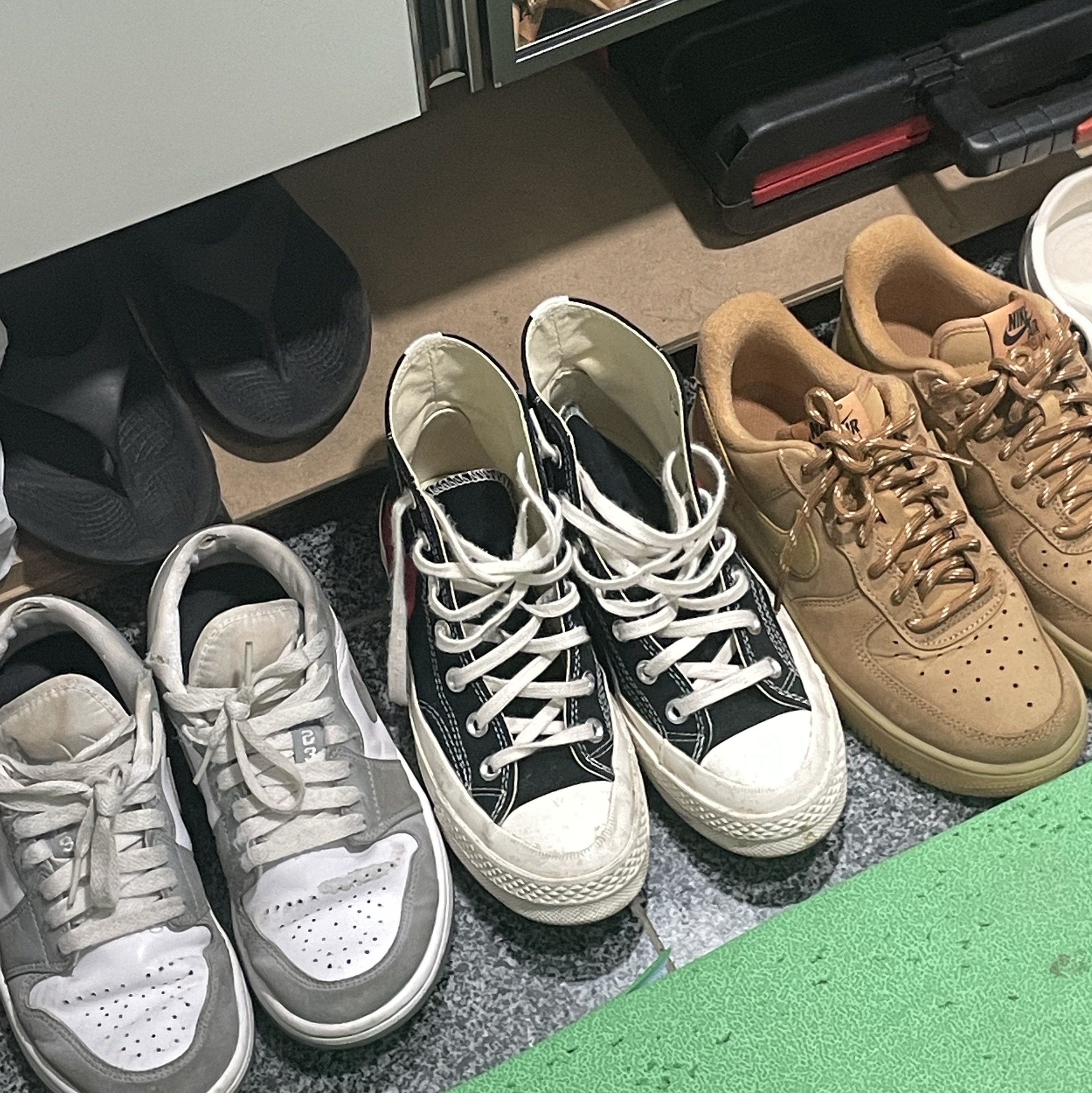 Nike Air Force 1 '07 WB Flax, Converse x Play Comme des Garcons Chuck 70 Hi Black 착용 스타일