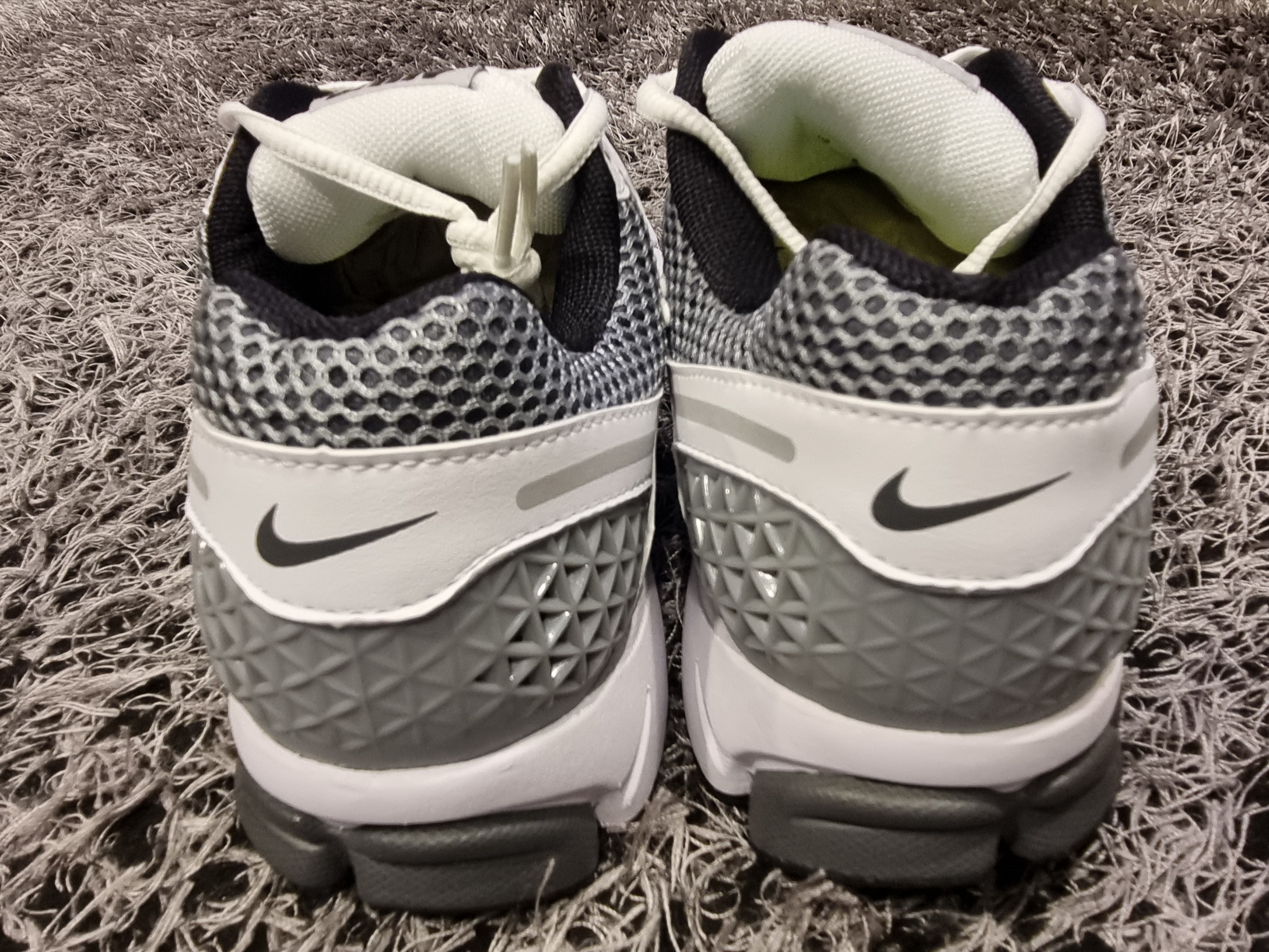 Nike Zoom Vomero 5 SE SP Dark Grey Black White 착용 스타일 - 5