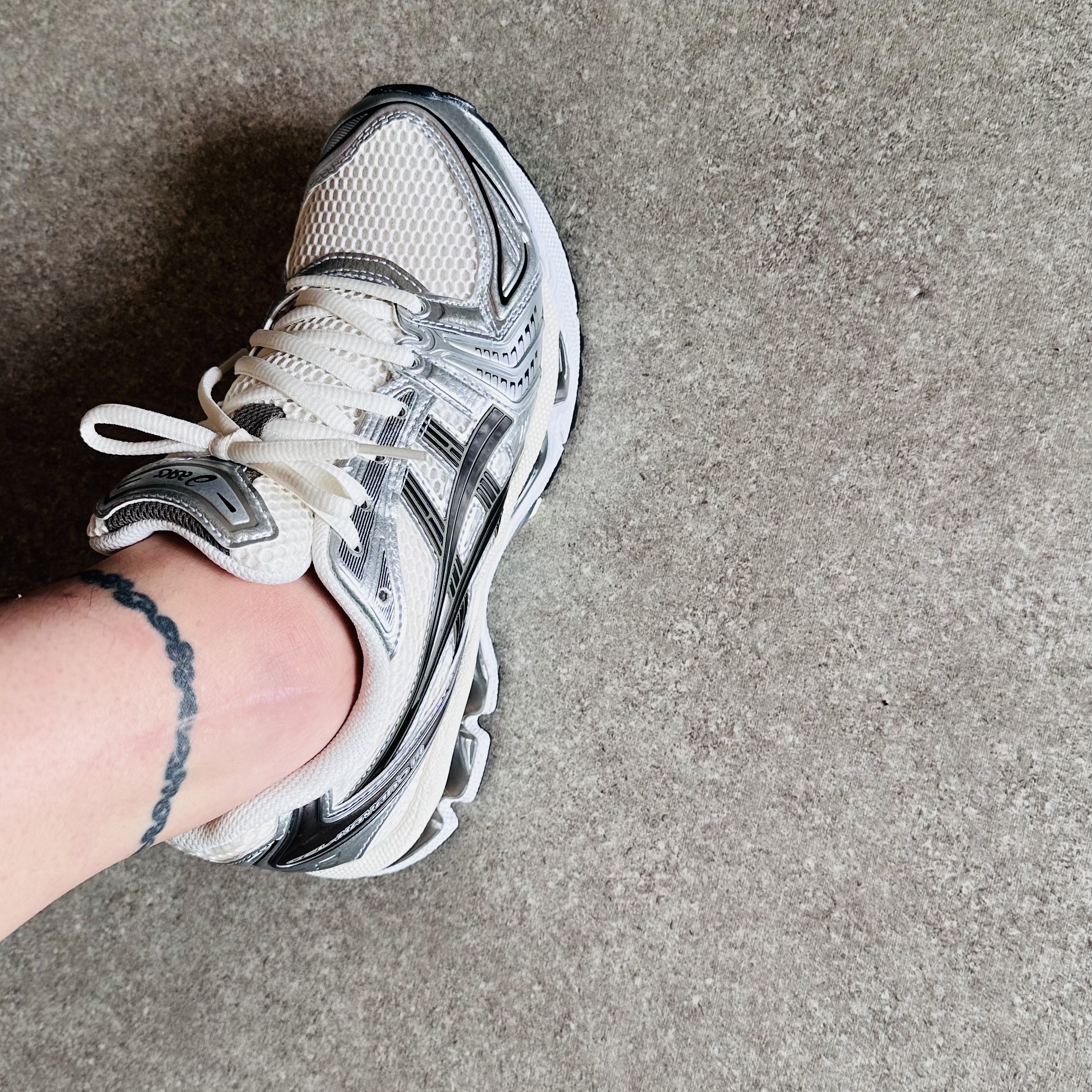 Asics Gel-Kayano 14 Cream Black 착용 스타일 - 2