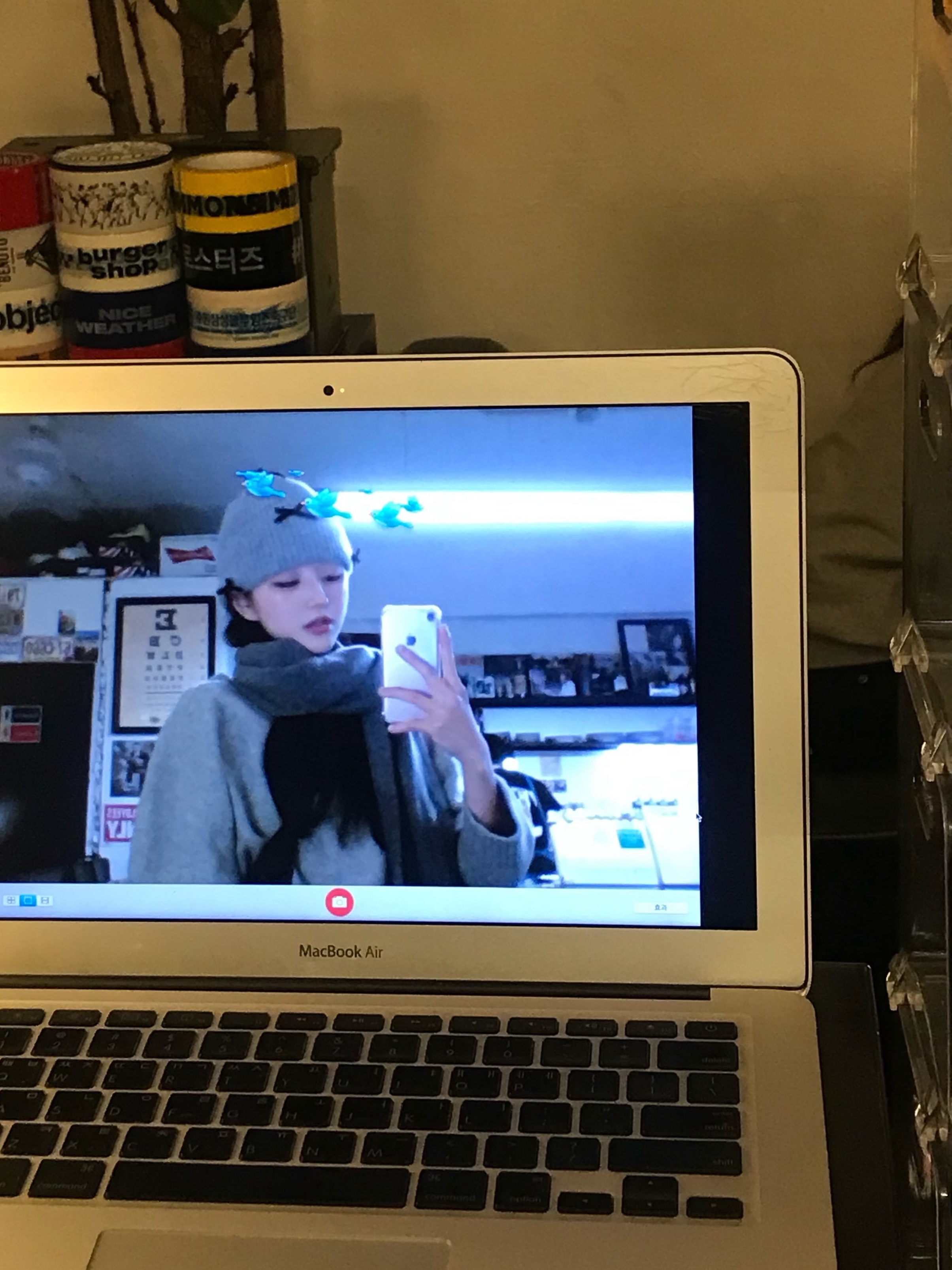 Acne Studios Wool Fringe Muffler Grey Melange, Apple 2020 MacBook Pro 13 M1 512GB SSD / 8GB RAM Silver (Korean Ver.) 착용 스타일 - 3