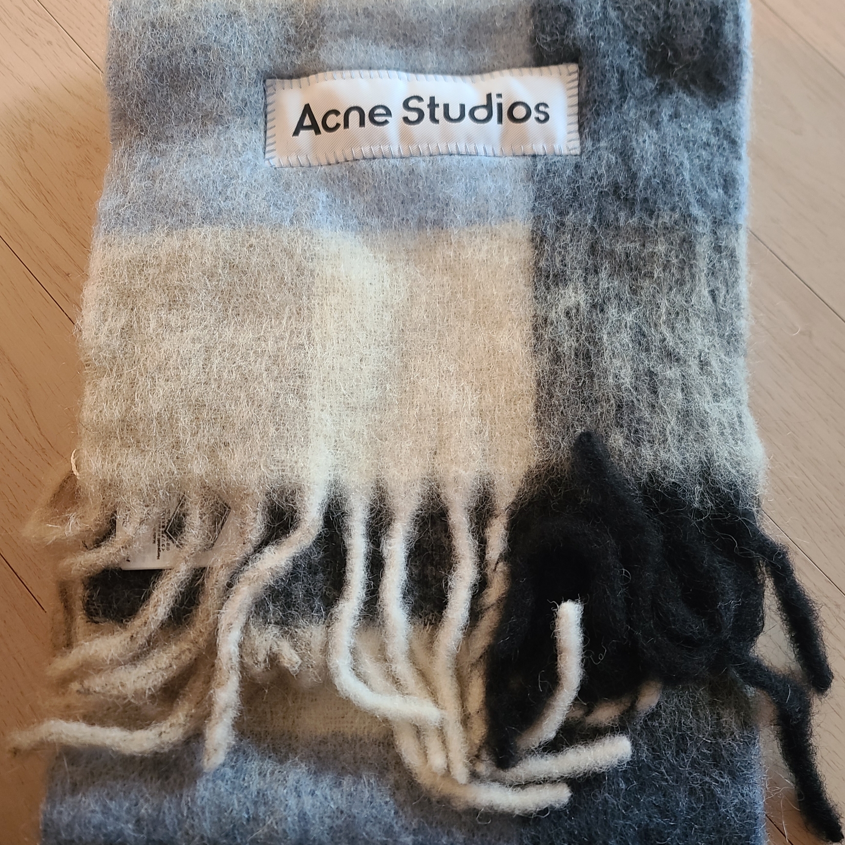Acne Studios Mohair Check Muffler Blue Beige Black 착용 스타일 - 1