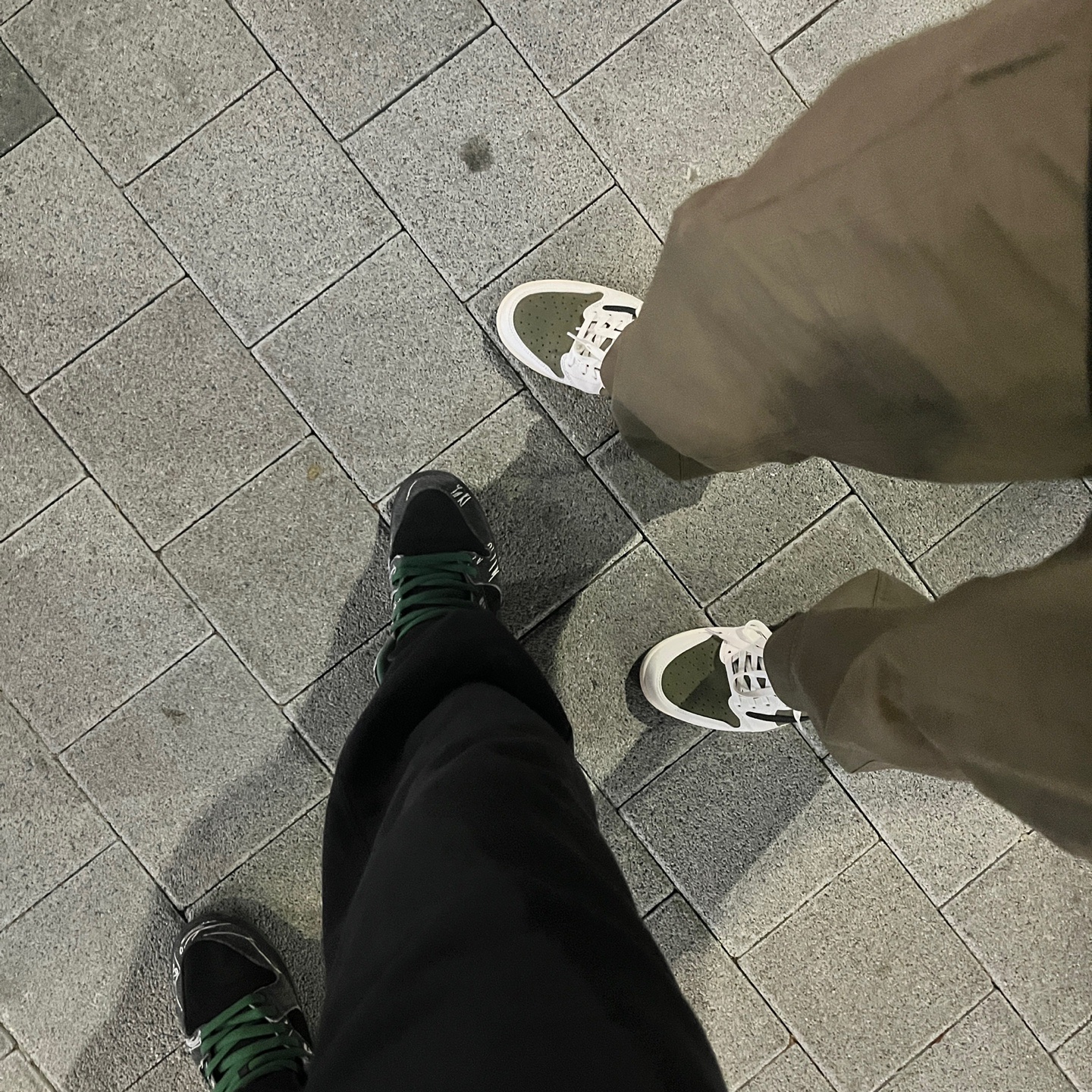 Jordan 1 x Travis Scott Retro Low OG SP Reverse Olive, Ader Error x Eastpak Pak’r Backpack Black 착용 스타일 - 3