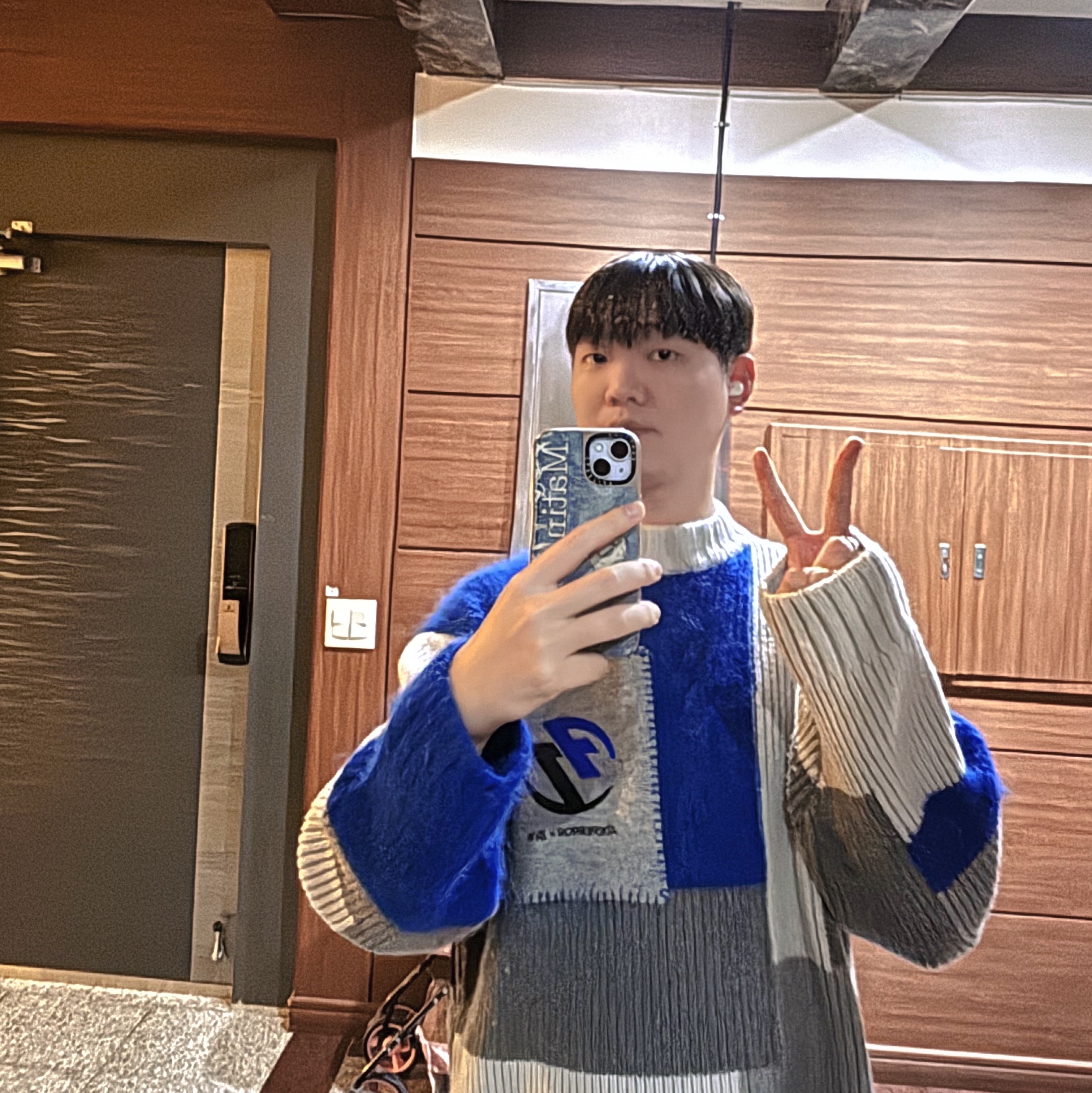 Zara x Ader Error Patchwork Oversize Knit Sweater Multicolor, Casetify x Matin Kim iPhone Destroyed Denim Magsafe Mirror Case Silver 착용 스타일 - 1