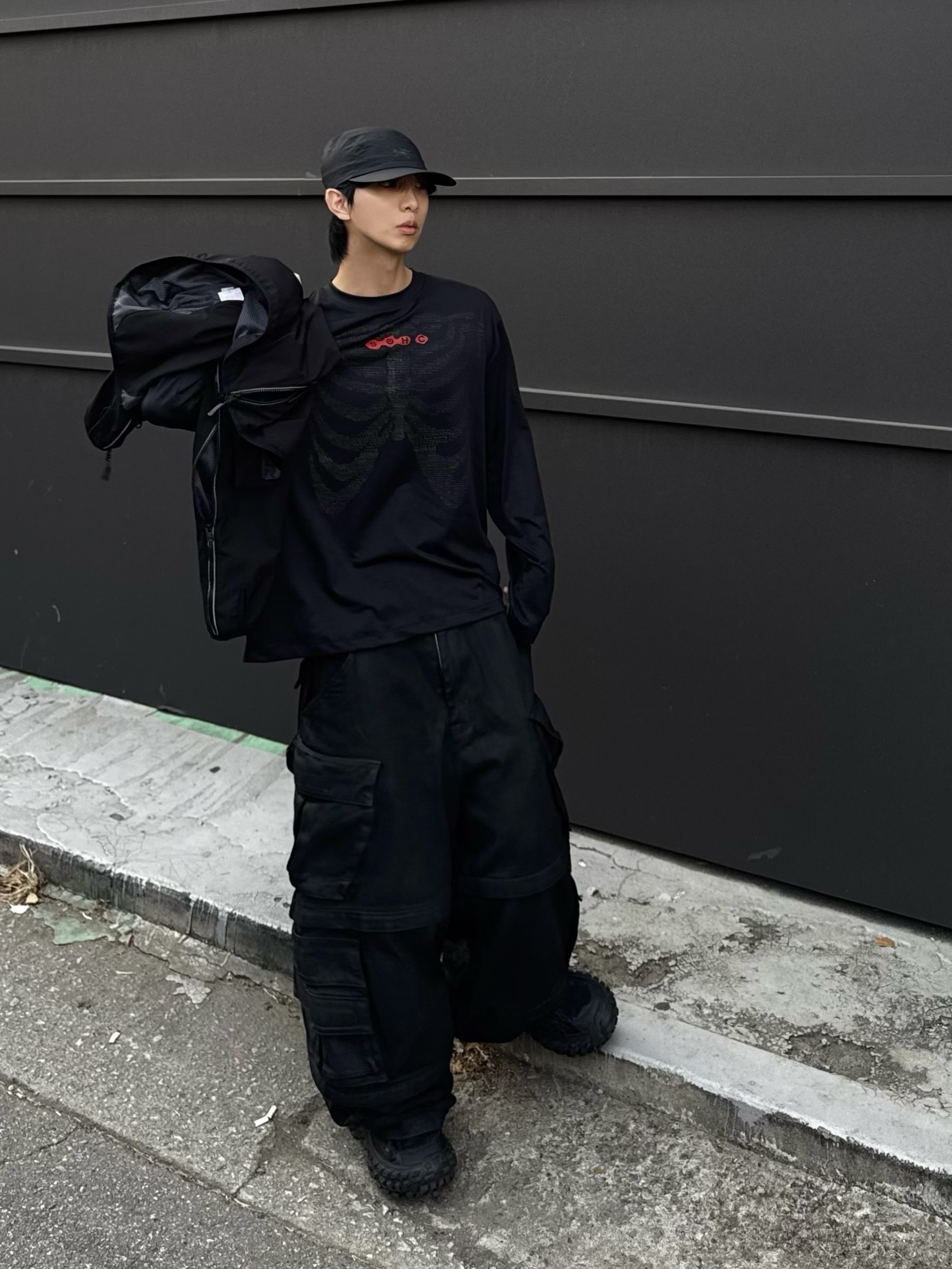 Project G/R Oversized Convertible Cargo Pants Coated Black, Balenciaga Defender Sneakers Black 착용 스타일 - 2
