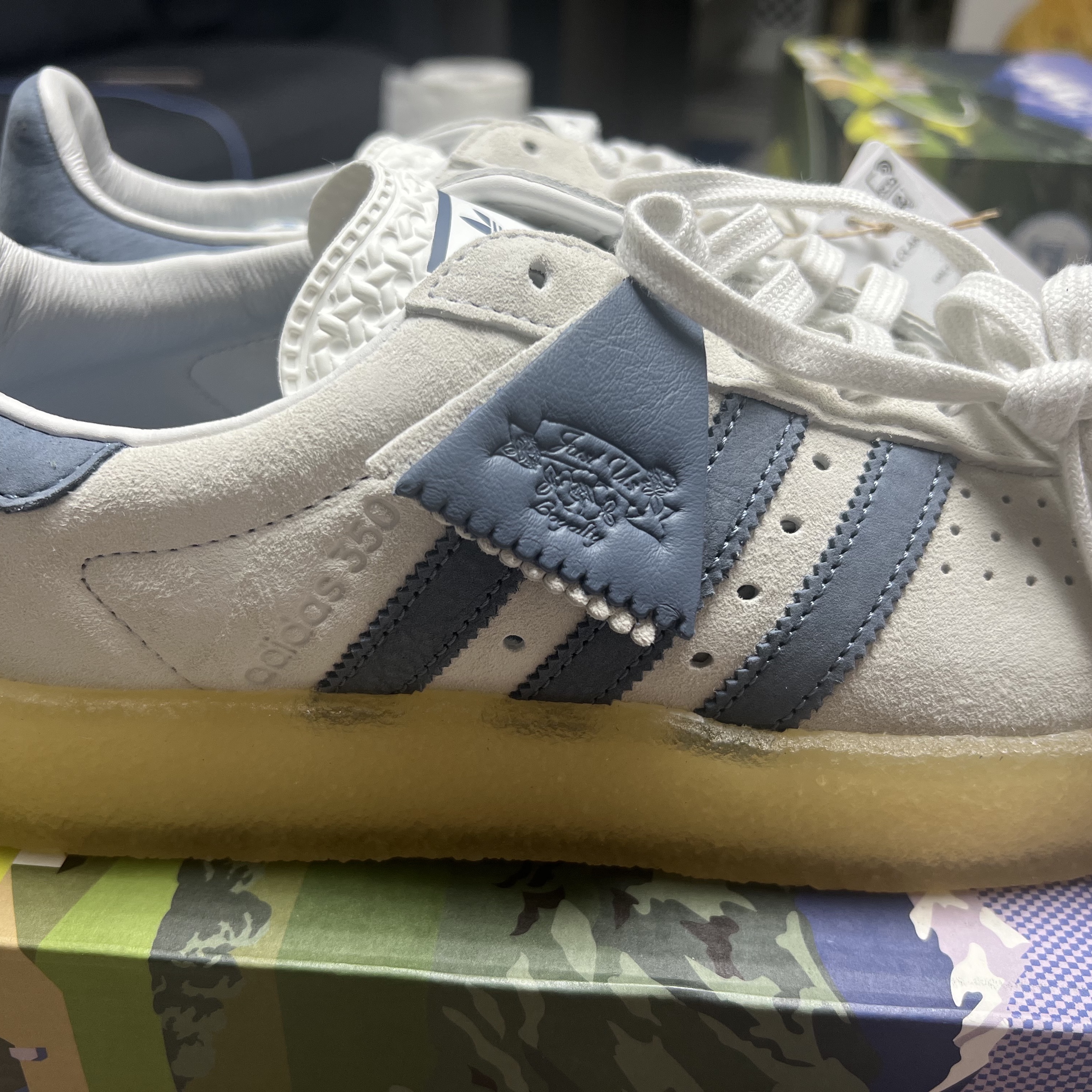 Adidas x Clarks x Kith Ronnie Fieg 8th Street AS350 Elevation Cream Blue 착용 스타일 - 1