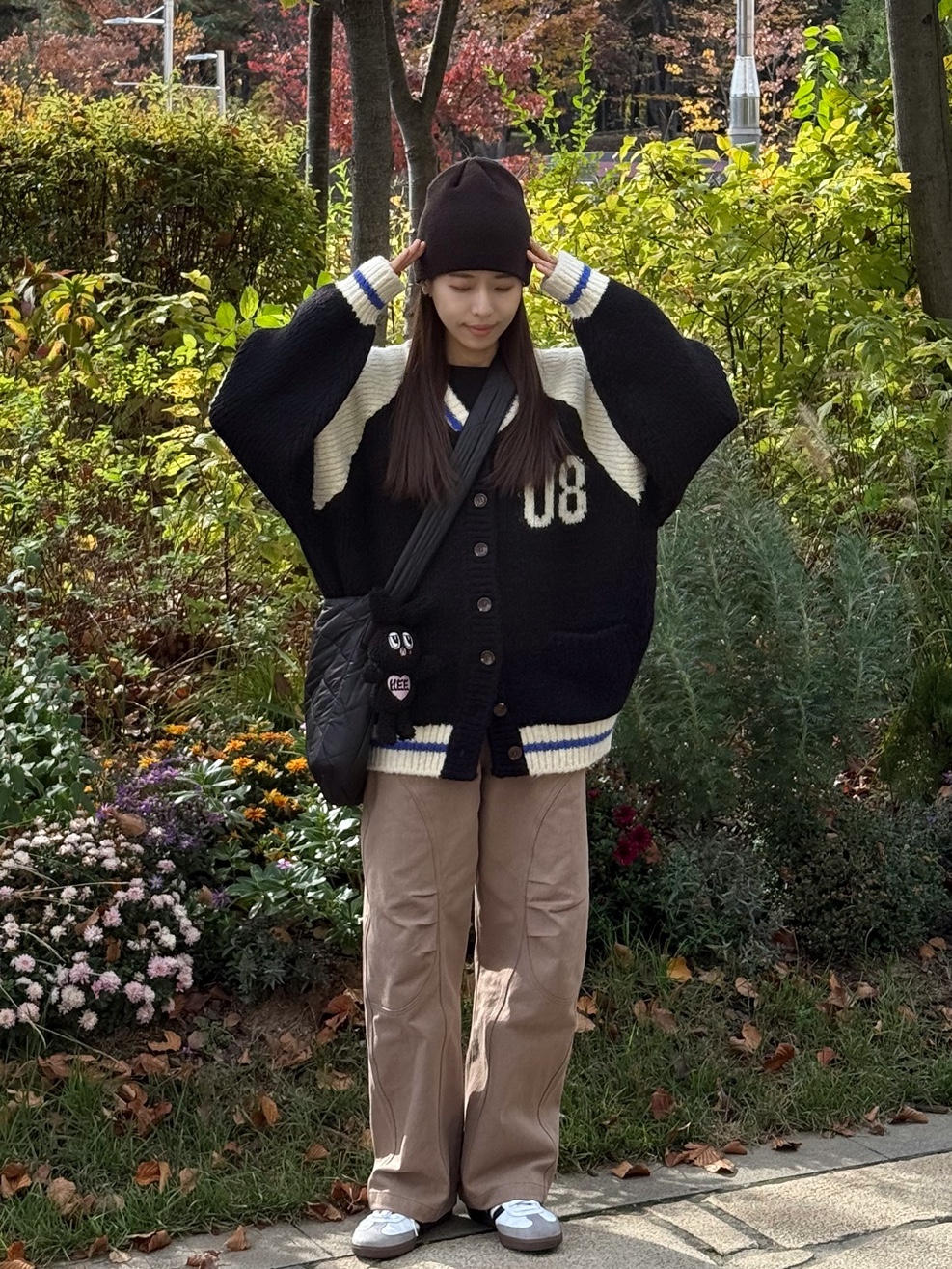 Greenbutter Women 08 Varsity Alpaca Knit Cardigan Black, Youhee Delli Keyring Black 착용 스타일 - 3