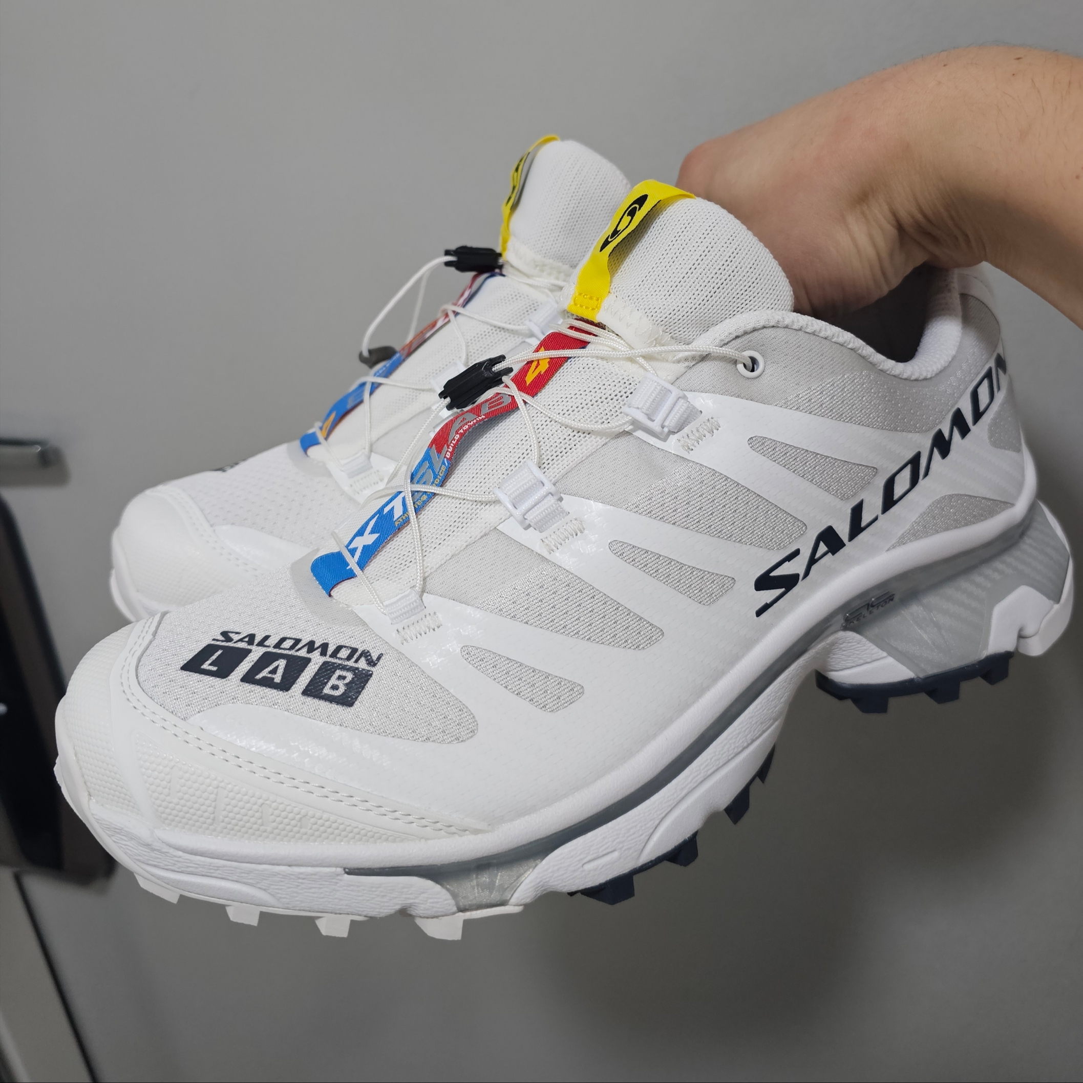Salomon XT-4 White Lunar Rock 착용 스타일 - 1