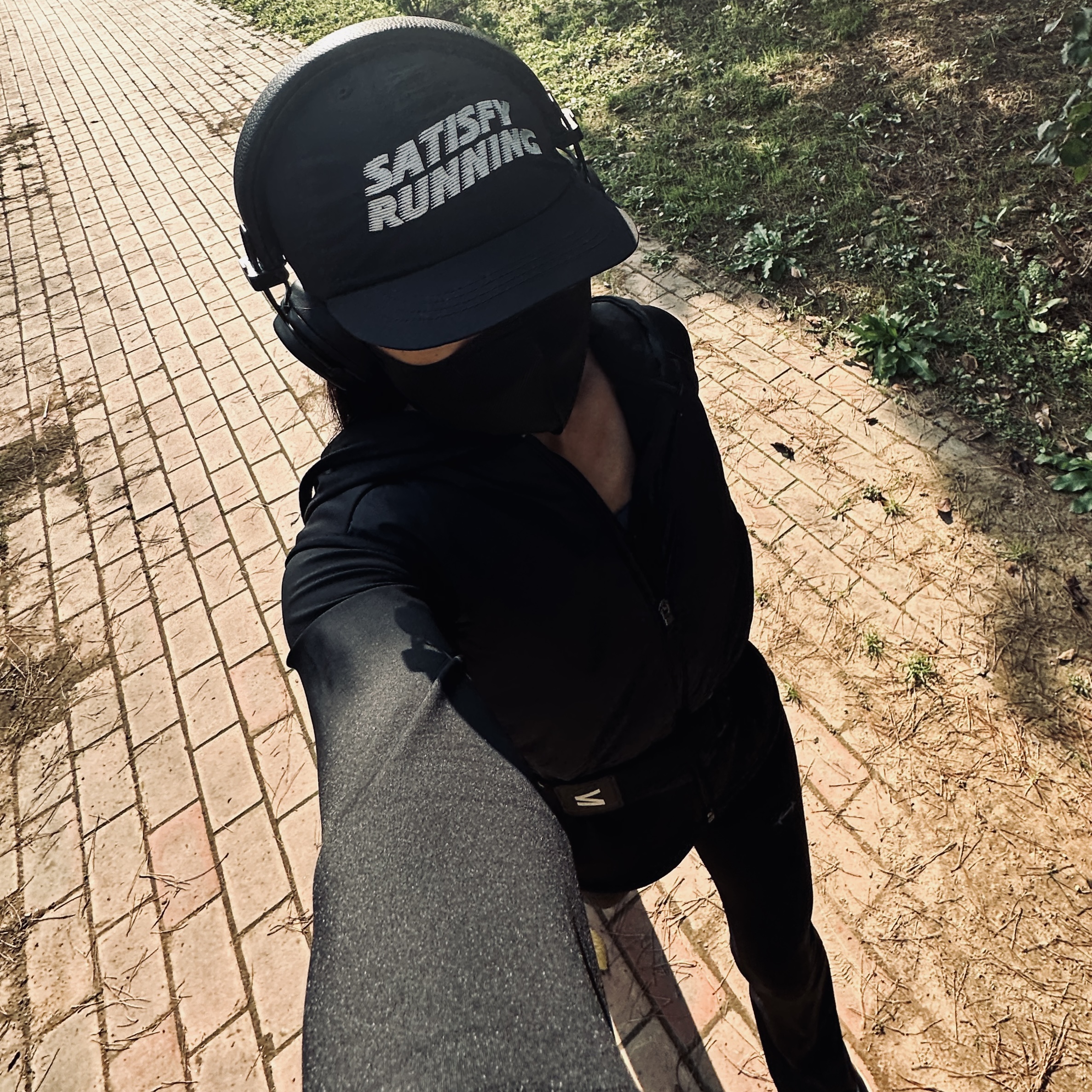 Satisfy Flitesilk Running Cap Black 착용 스타일