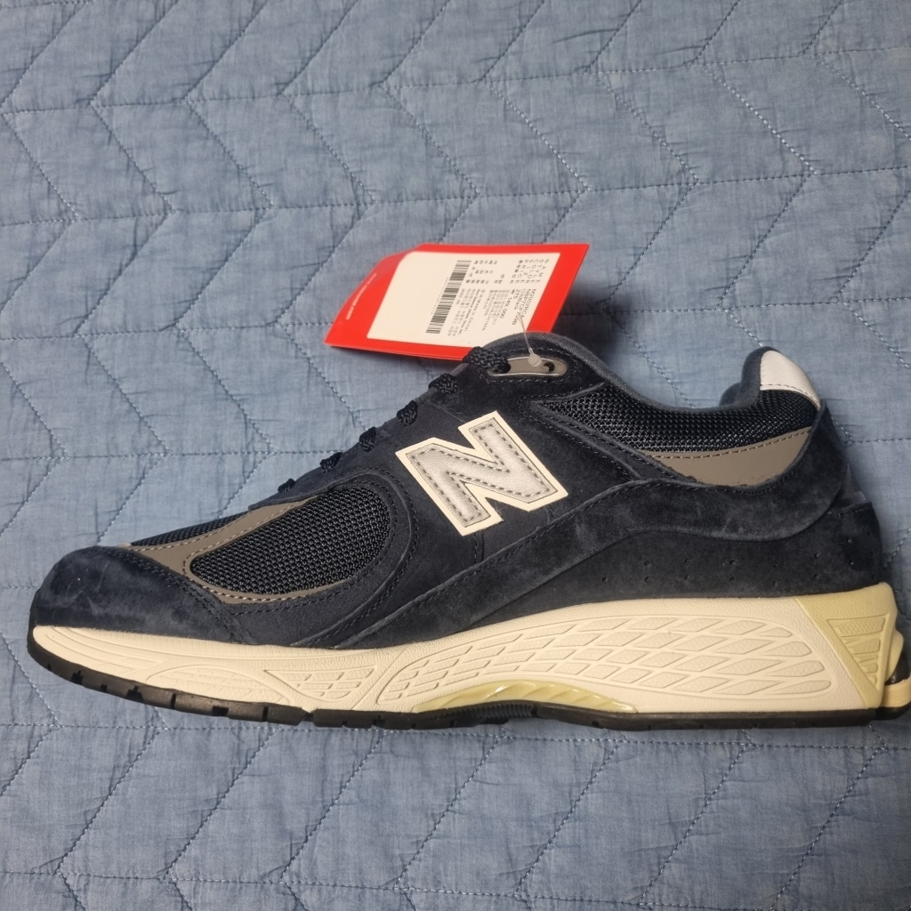 New Balance 2002R Eclipse Castlerock 착용 스타일