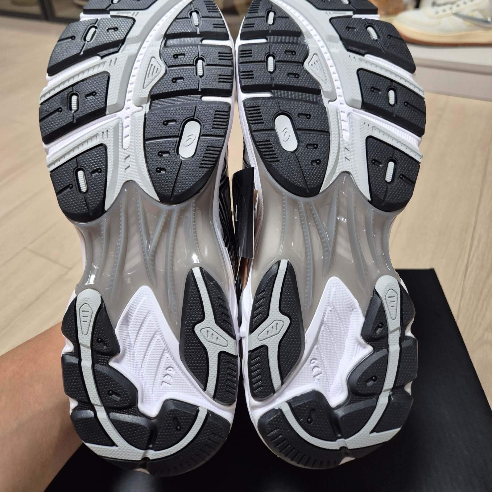 Asics x JJJJound GT-2160 White Black 착용 스타일 - 6