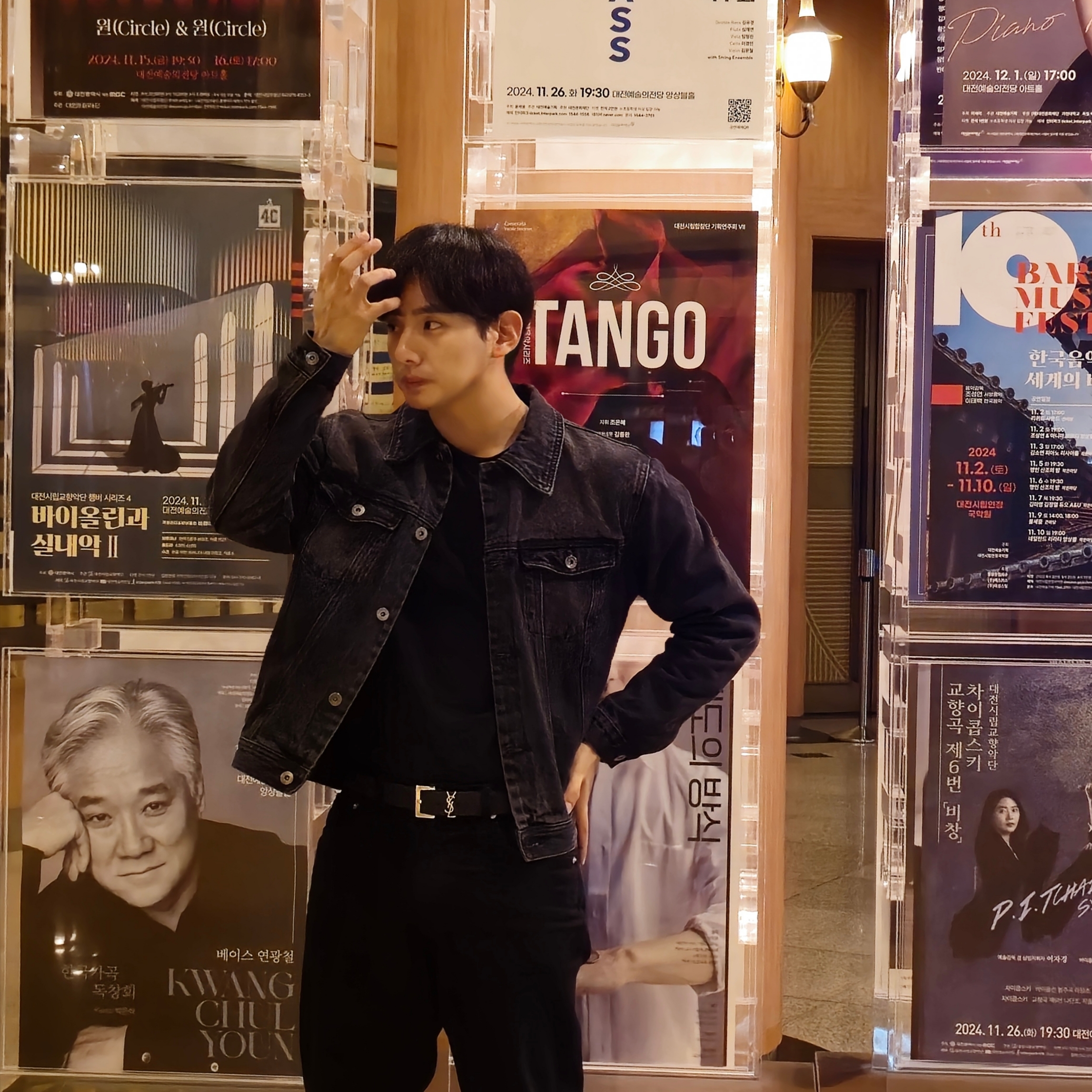 Saint Laurent Wyatt Chelsea Boots in Smooth Leather Black, Saint Laurent Grained Leather Silver Monogram Belt Black 착용 스타일