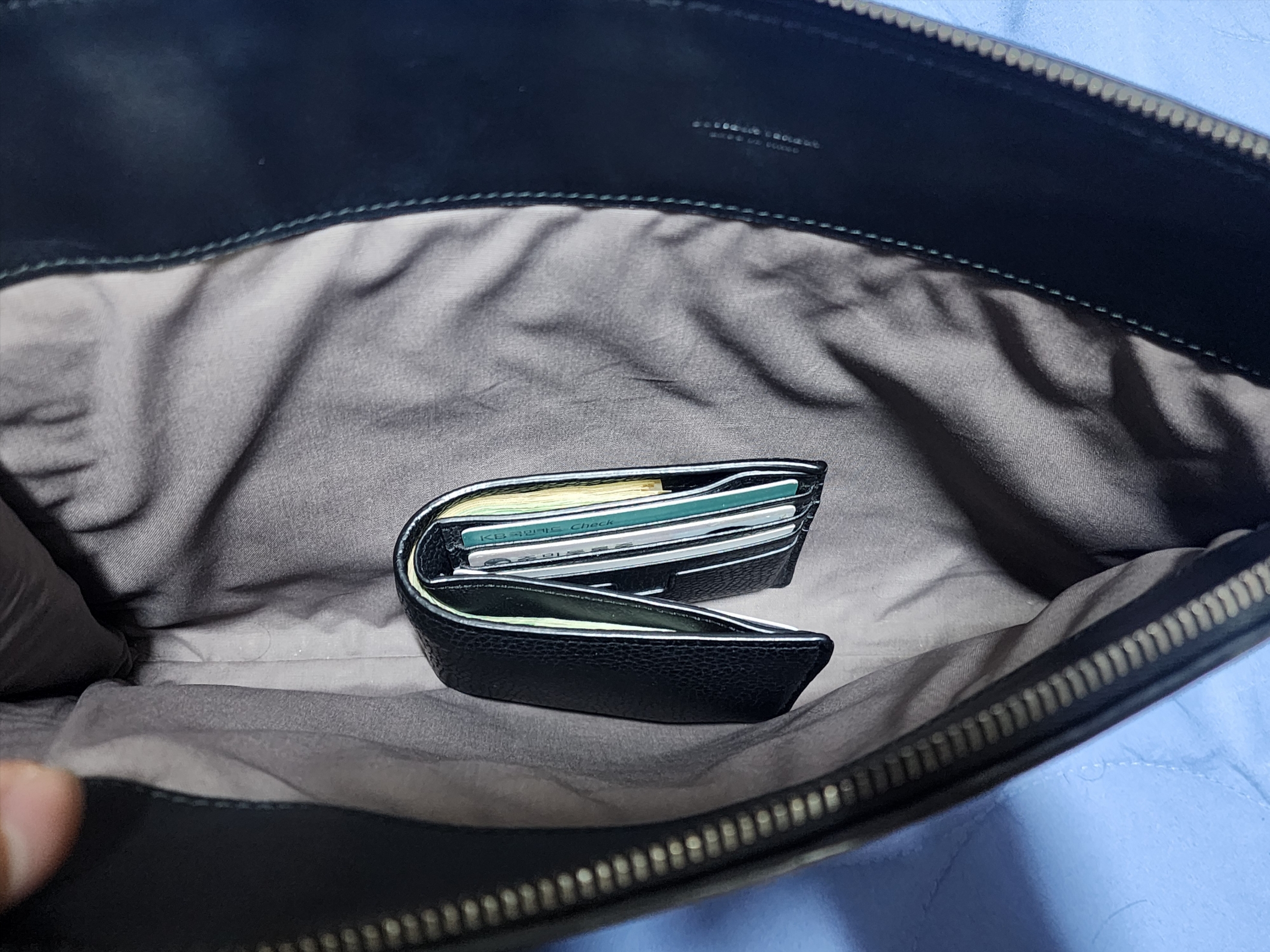 Bottega Veneta Document Case Black 착용 스타일 - 2