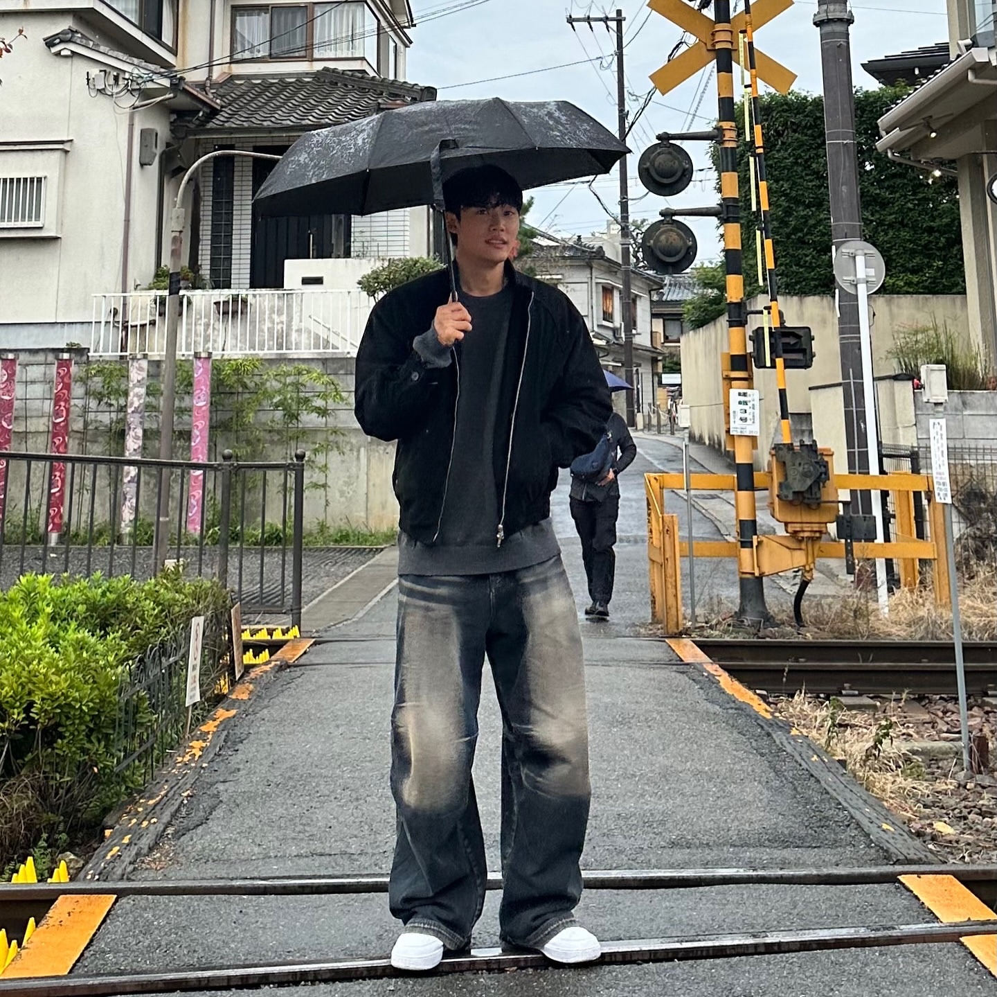 BLR Dusk Parachute Wide Denim Pants Blue 착용 스타일