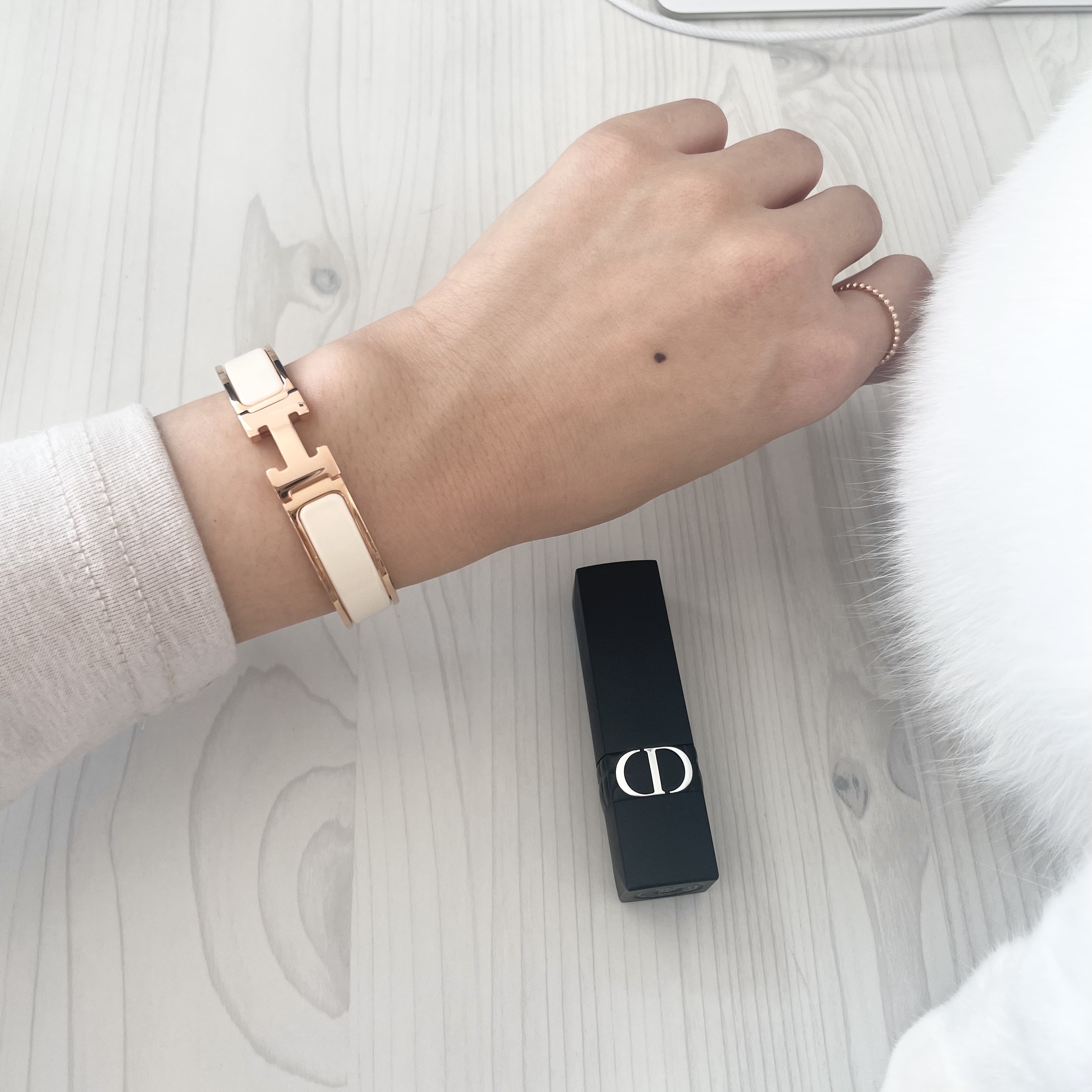 (W) Hermes Clic H Bracelet Rose Gold & Creme 착용 스타일 - 1