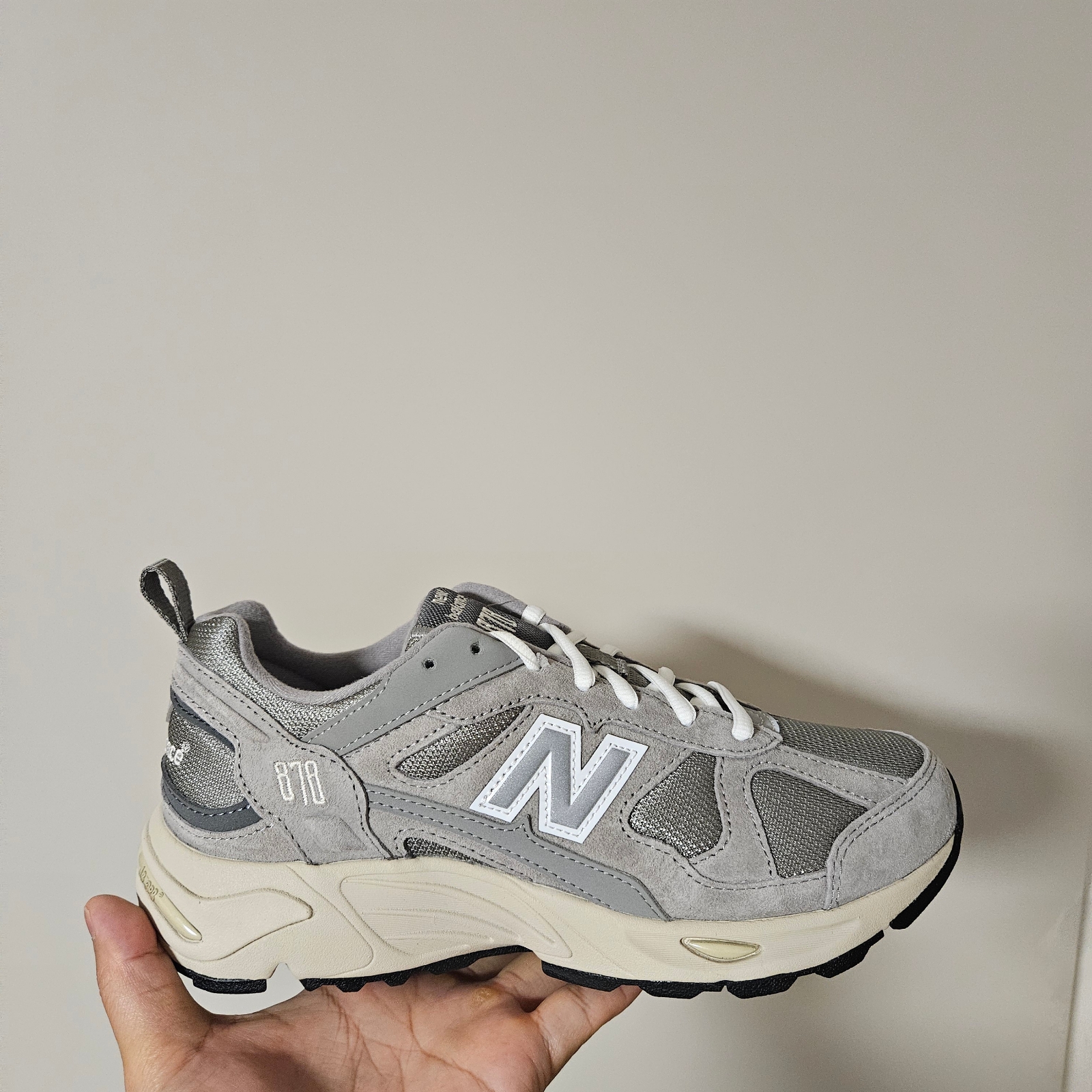 New Balance 878 Gray 착용 스타일