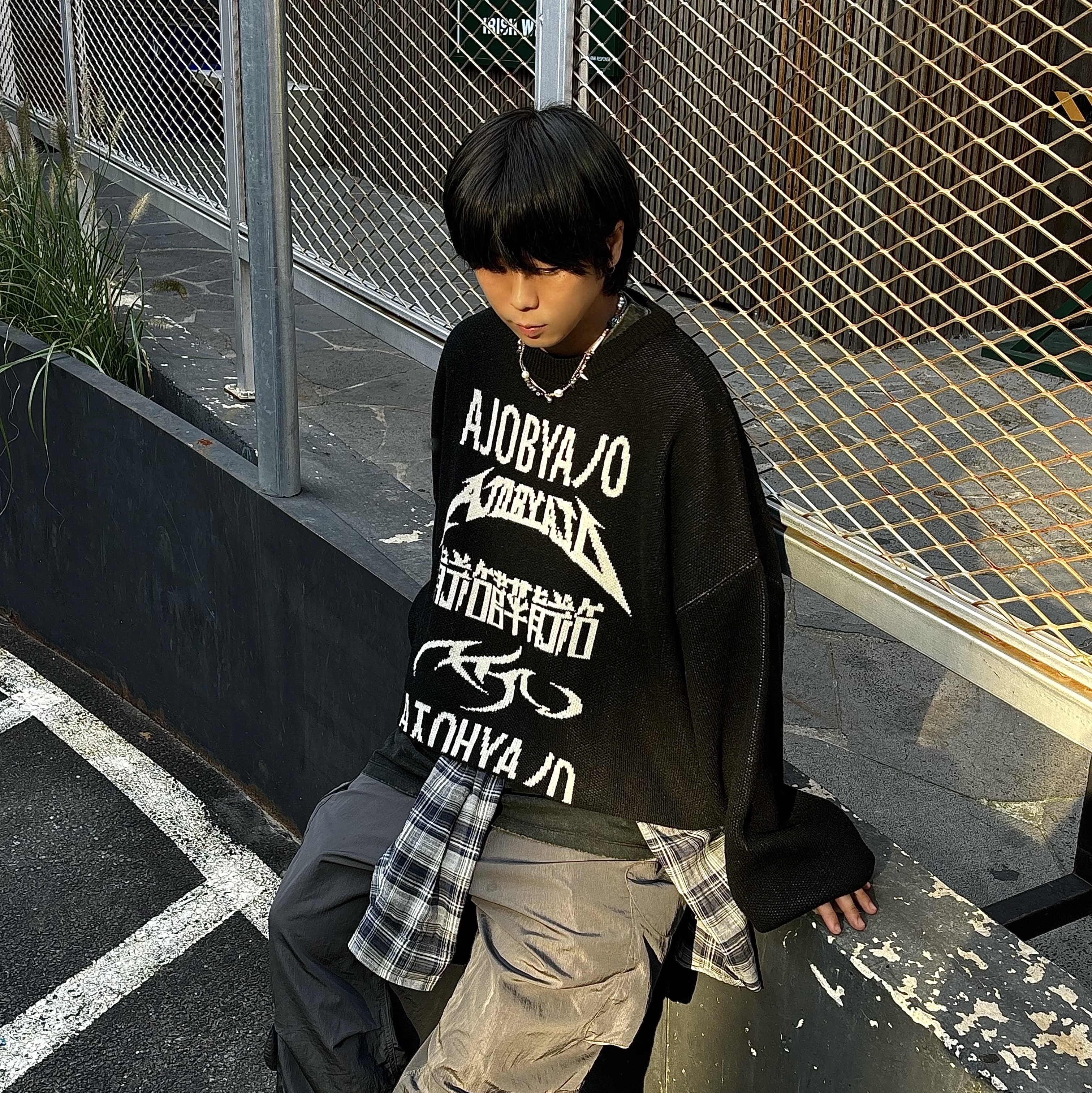 AJOBYAJO PBA Total Logo Cropped Sweater BLACK, Asics Gel-Quantum Kinetic Mid Grey Pure Silver 착용 스타일 - 1