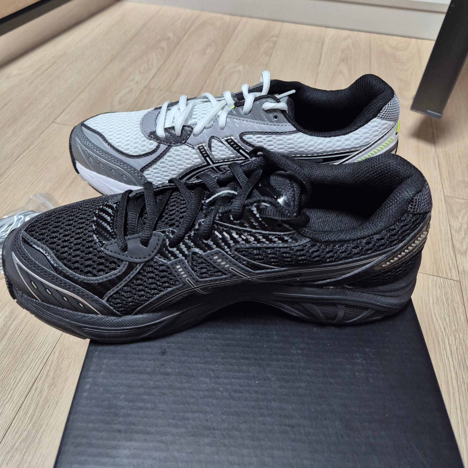 Asics x JJJJound GT-2160 White Black 착용 스타일 - 10