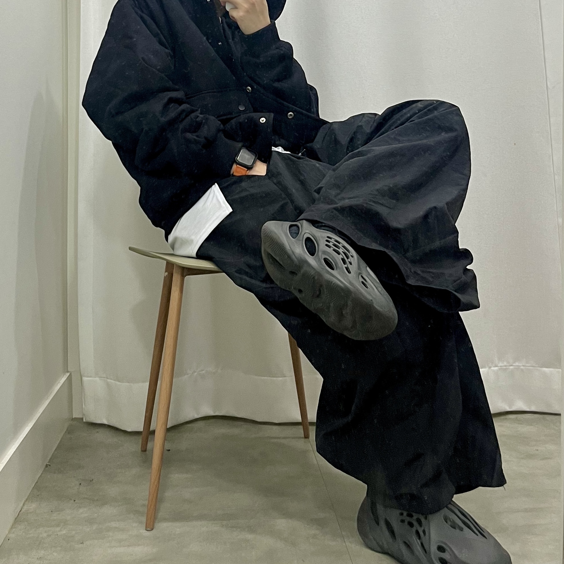 Adidas Yeezy Foam RNNR Onyx 착용 스타일