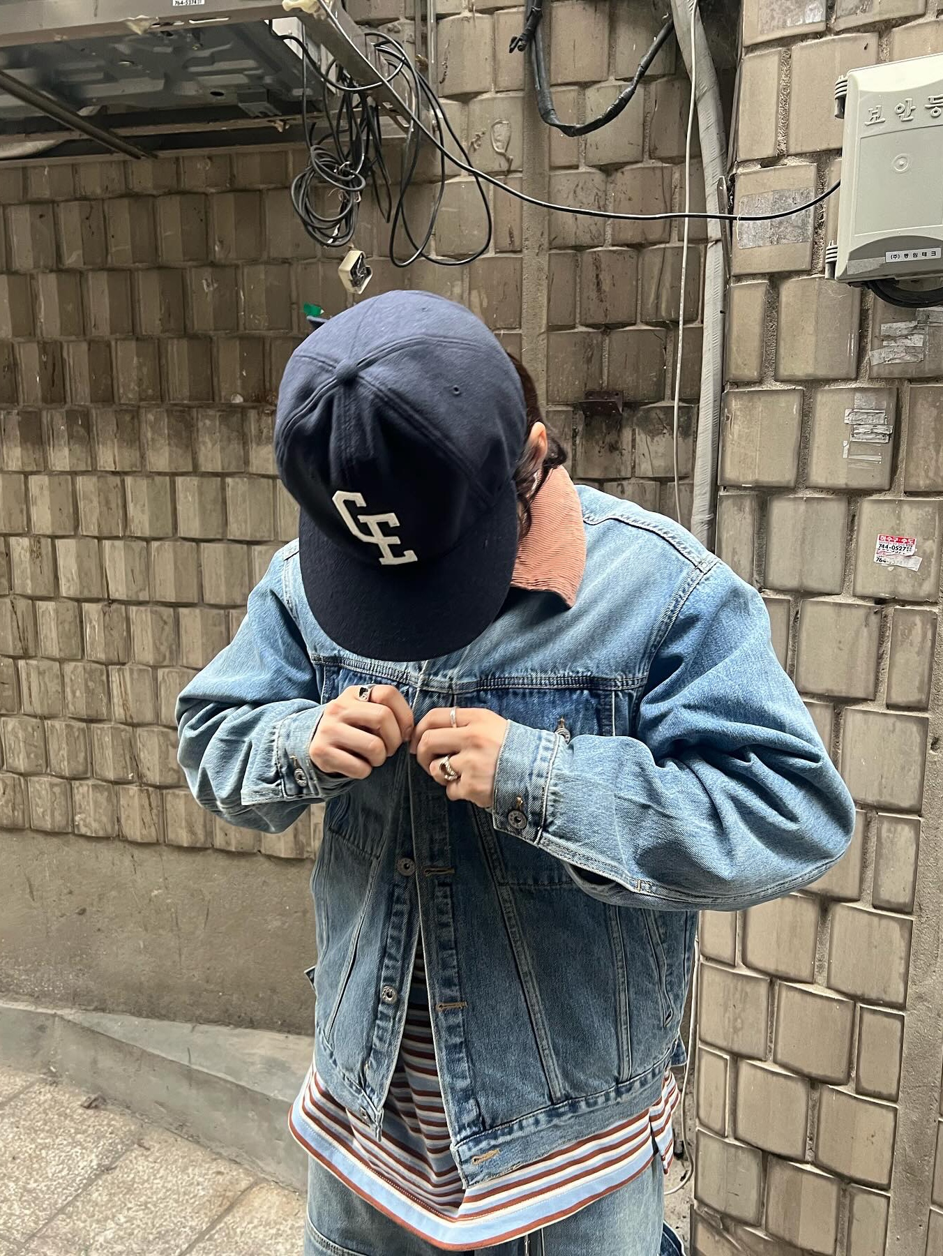 Ballute Denim Trucker Jacket Light Blue, Ballute Oversized Rugby LS T-Shirt Brown 착용 스타일