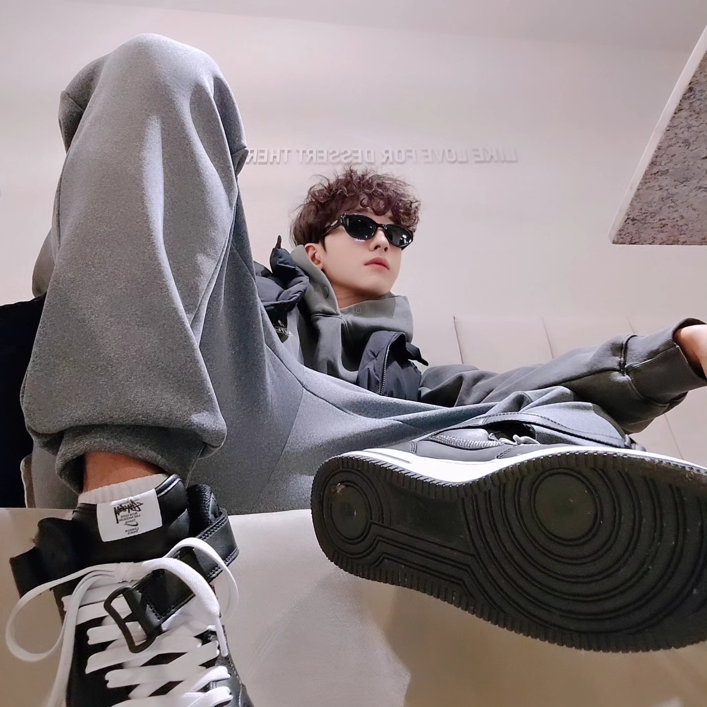 Punch Drunk Parties Circle Logo Garment Dyed Hoodie Charcoal, Nike x Stussy Air Force 1 '07 Mid SP Black 착용 스타일 - 1