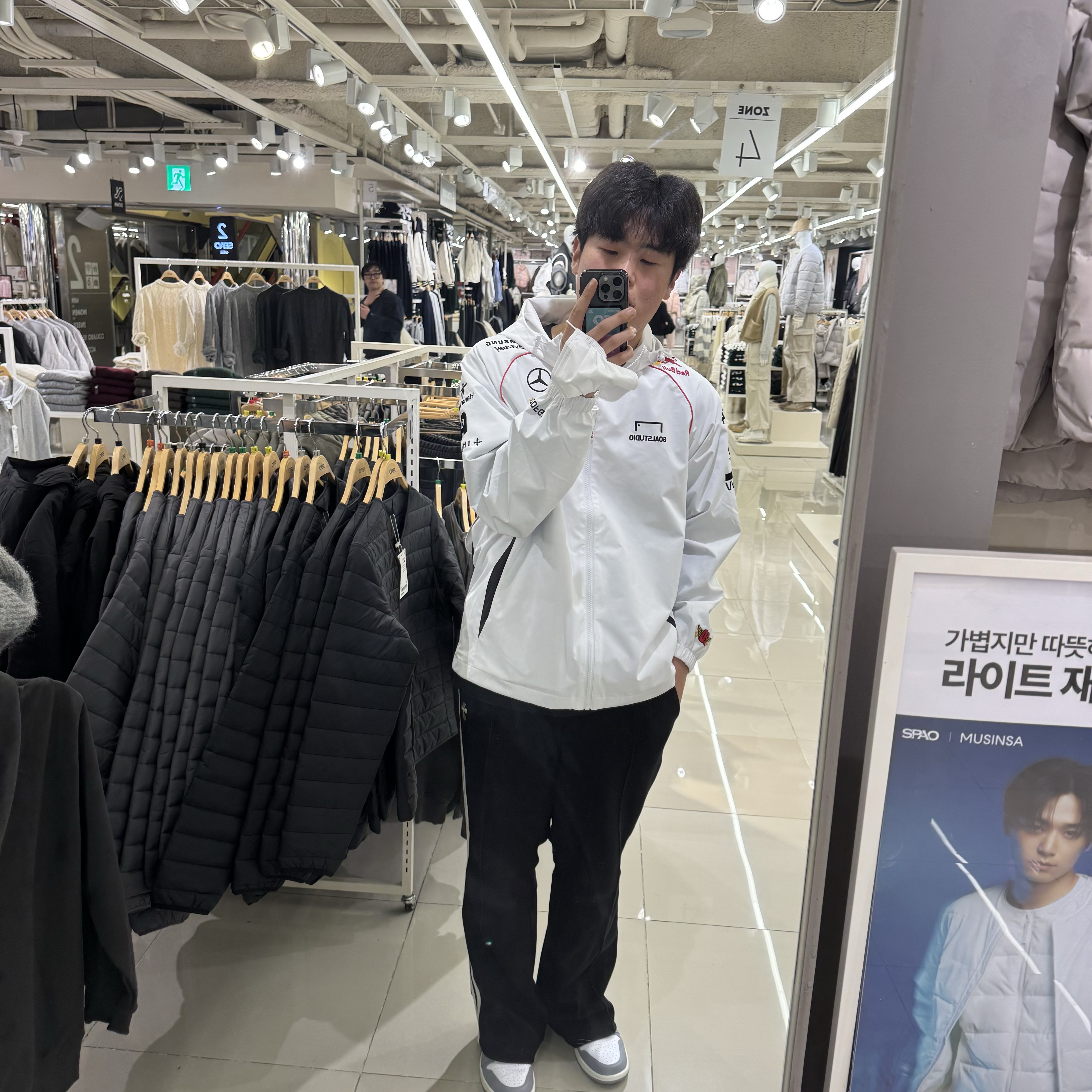 Jordan 1 Low Stealth and White, T1 2024 Uniform Worlds Jacket White (Non Marking Ver.) 착용 스타일