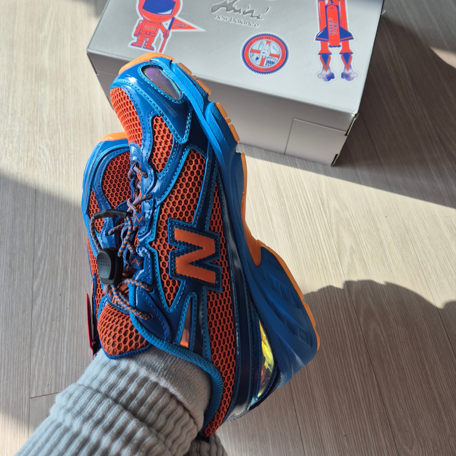 New Balance x Amine 740v2 Snorkel Blue Persimmon Orange 착용 스타일 - 4
